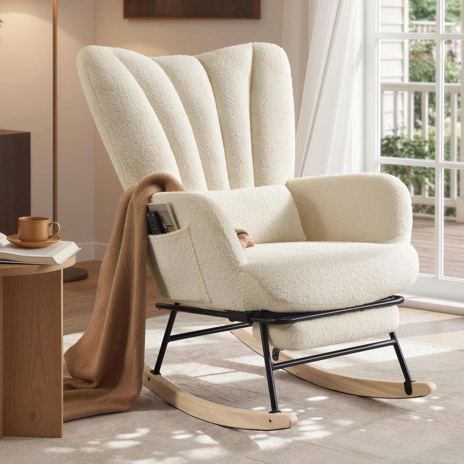 SONGMICS Sedia a Dondolo, Poltrona a Dondolo, Poggiapiedi Estraibile, Cuscino Rimovibile, Tasche, Gambe in Legno, Tessuto di Peluche, Camera da Letto Soggiorno, Bianco Crema LYY018W101