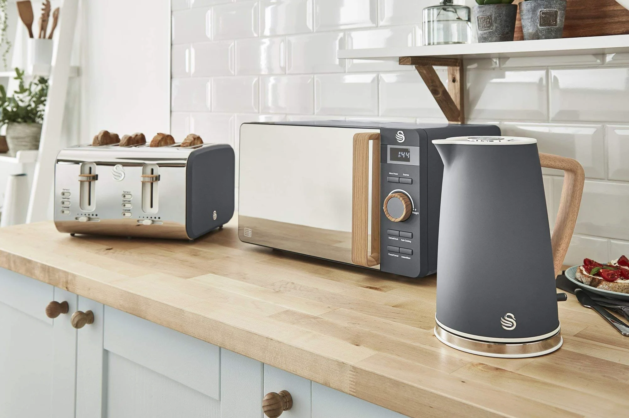 Swan - Nordic, Set colazione, bollitore d’acqua 1,7 l, 2200 W, tostapane con fessura larga 4 fette, microonde 20 l digitale, design moderno, effetto legno, grigio lavagna