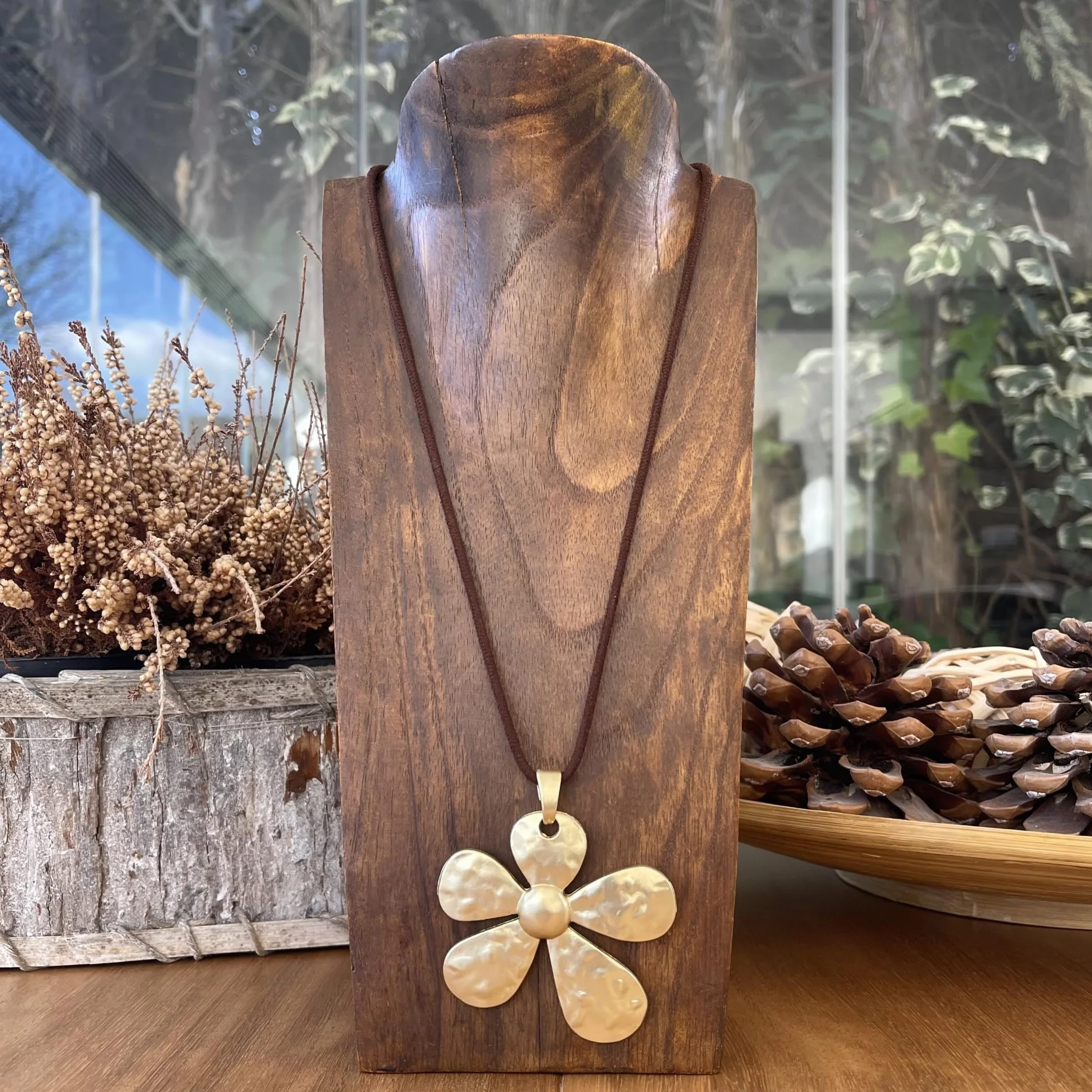 ASTER ALHELÍ Collana Donna Ciondolo Fiore Grande Dorato – Collana Lunga Regolabile Cordoncino Camoscio Marrone Boho Gioiello Artigianale Regalo