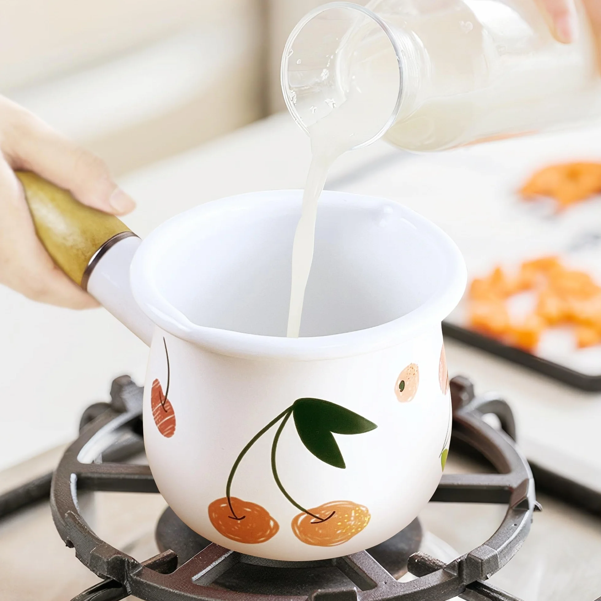 Pentola smaltata per latte, mini scaldabagno da 10,9 cm, 17 ml, con manico in legno, dimensioni perfette per riscaldare porzioni liquide più piccole…