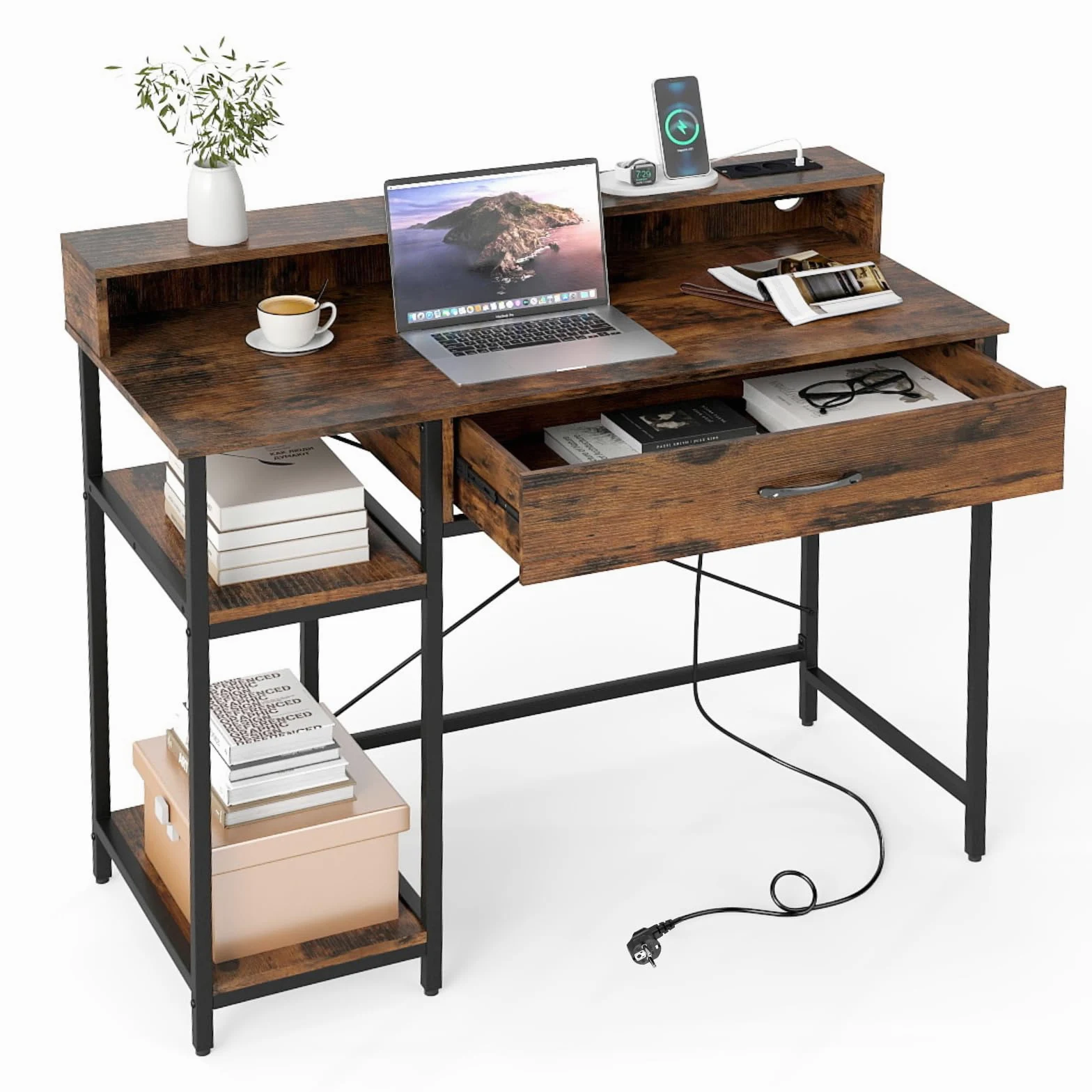 COSTWAY Scrivania Salvasapzio per Computer con Stazione di Ricarica 106 x 48 cm, Mensola sopra Tavolo, Cassetto e Libreria Laterale a 2 Ripiani, Tavolo Industriale per Ufficio e Casa (Marrone Rustico)
