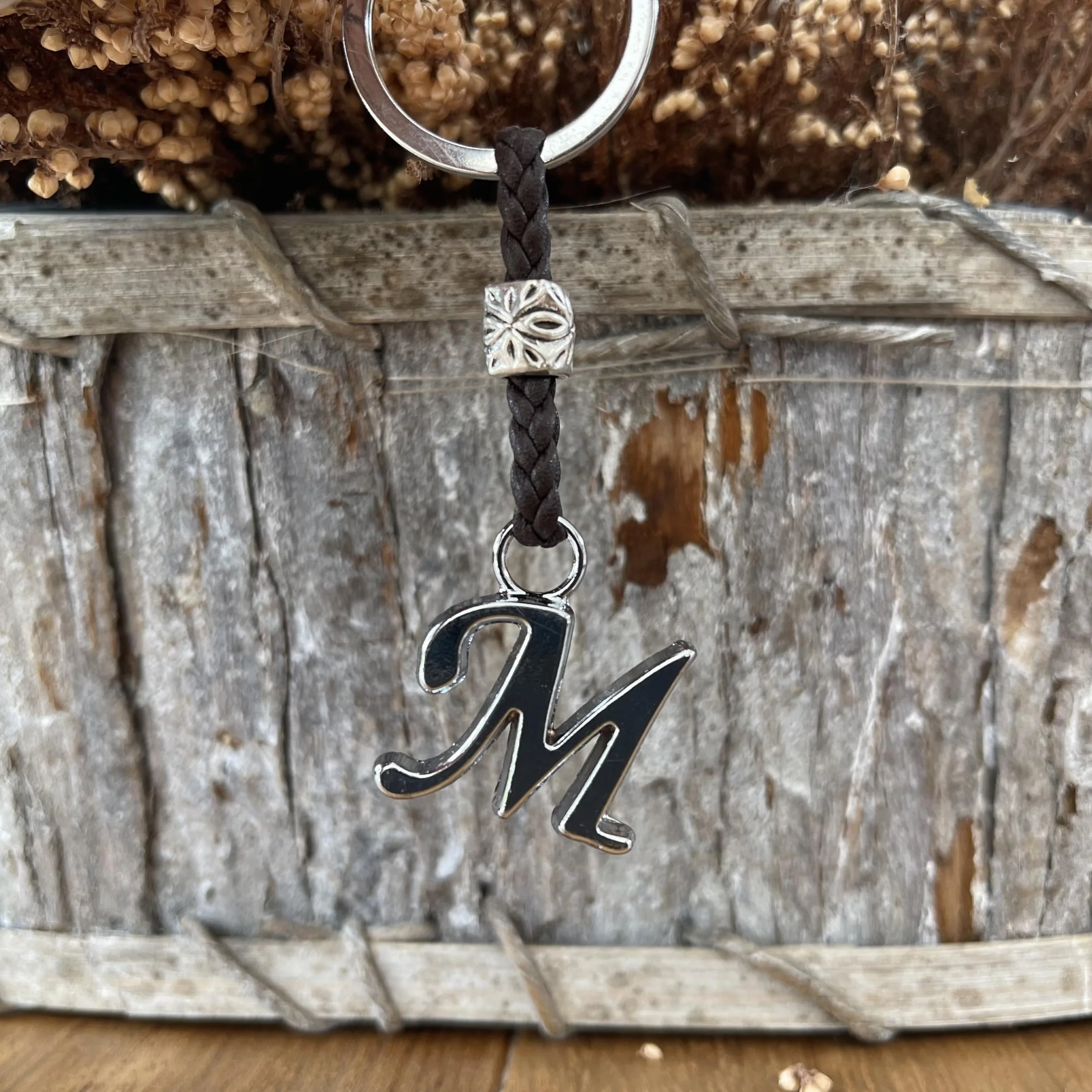 Portachiavi Personalizzato con Iniziali del Nome - Cuoio Lettere e Perline in Zama Placcate Argento - Uomo o Donna - Ideale per Regali (M)
