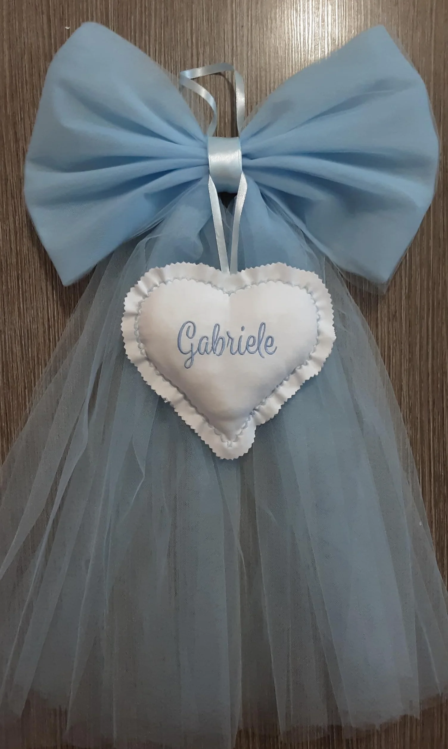Fiocco nascita bimbo in tulle azzurro con ricamo nome personalizzato elegante coccarda fuori porta cuore