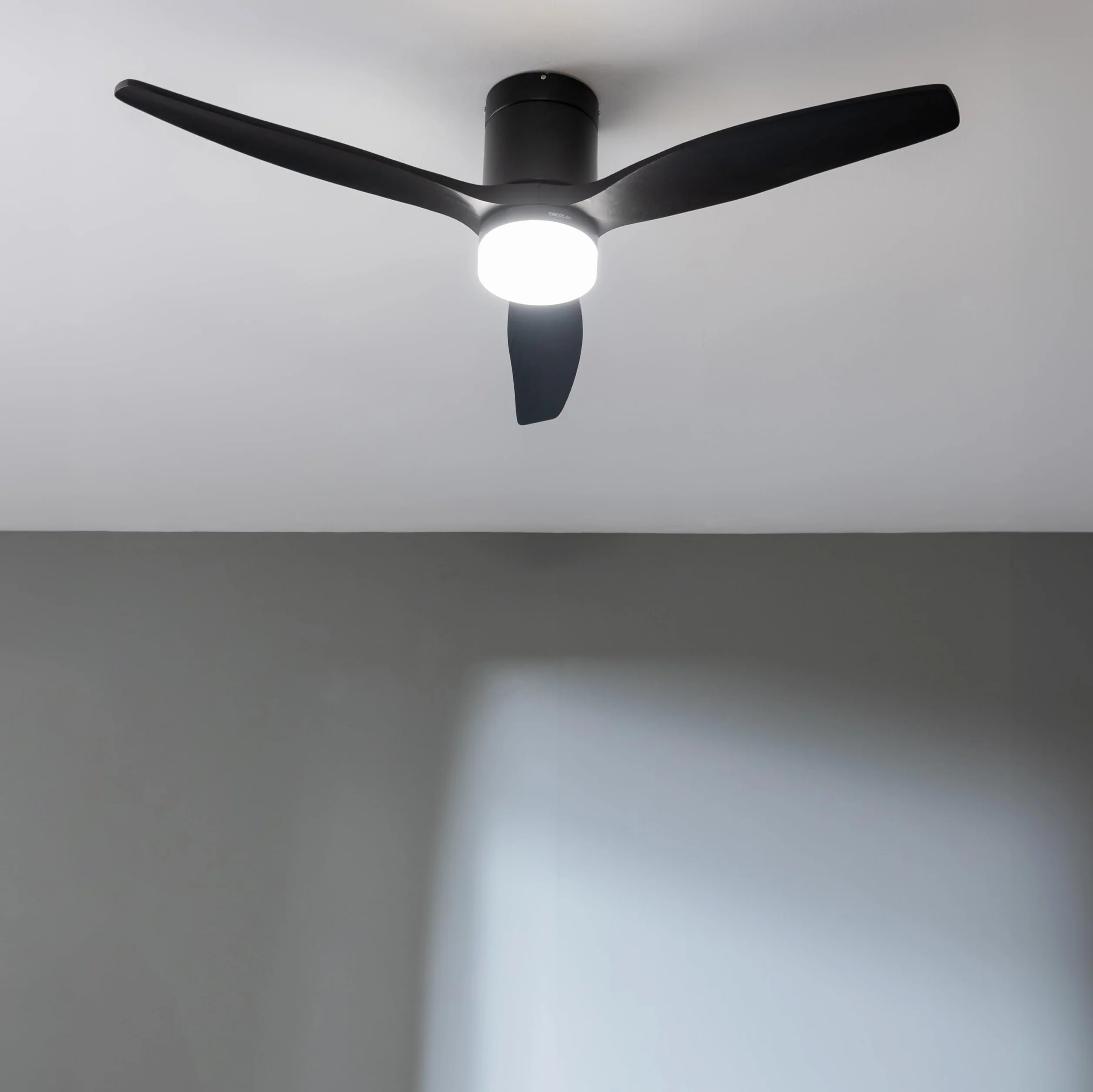 Cecotec Ventilatore da Soffitto con Luce EnergySilence Aero 5600 Aqua Black&Black Connected. 40 W, LED 18 W, Diametro 132 cm, Wi-Fi, Telecomando, Protezione IP44, Timer 8 Ore, 3 Pale, 6 Velocità