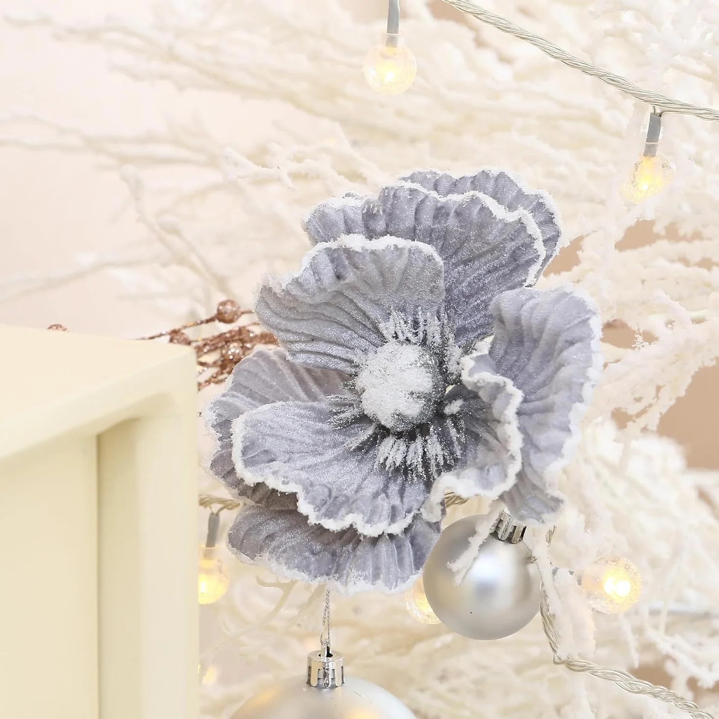 Sea Team Confezione da 12 ornamenti artificiali con fiori di Natale, magnolie in tessuto floccato con glitter, decorazioni floreali per albero di Natale, ghirlanda, 6,3 pollici. Argento