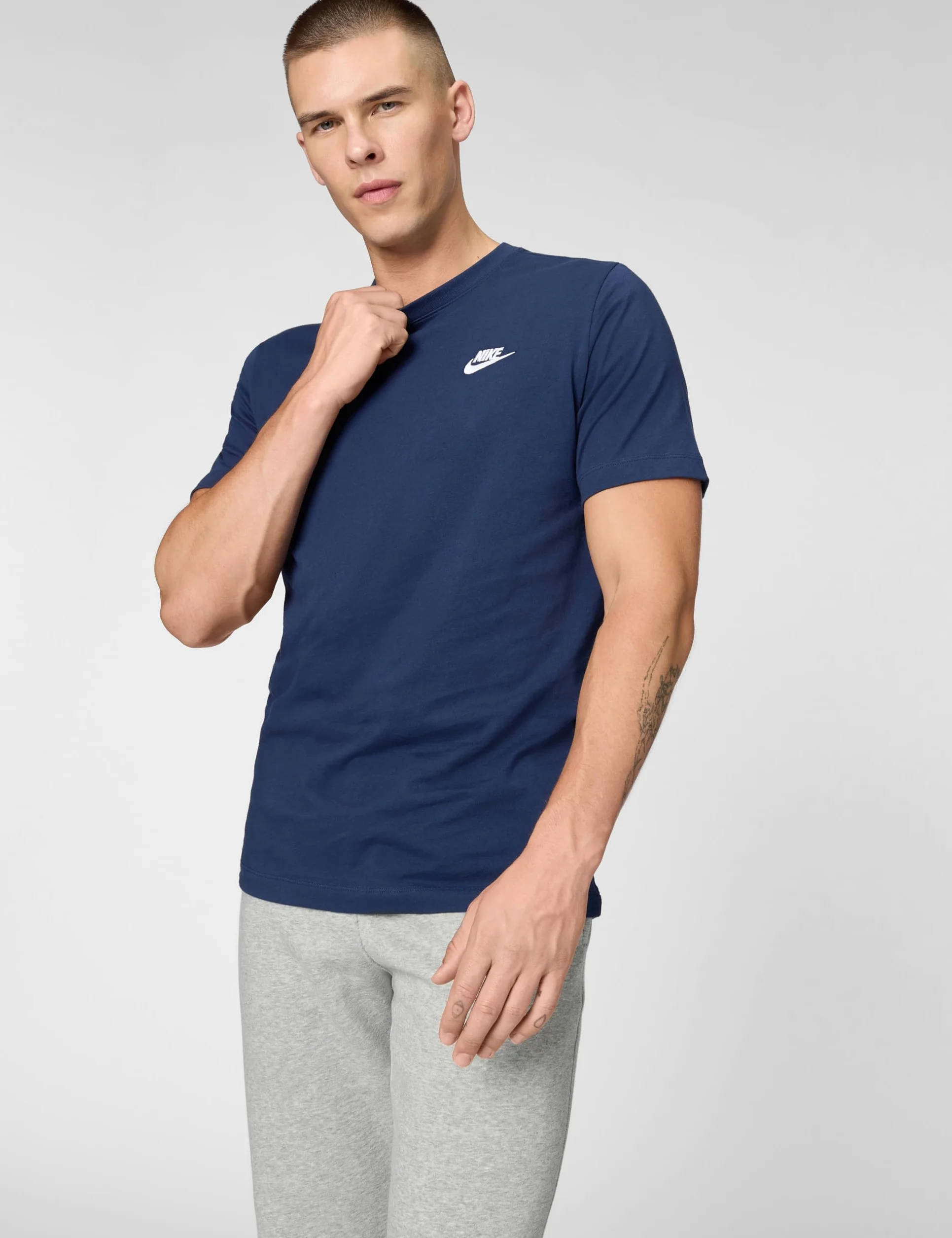 NIKE Men's Sportswear Club T-Shirt