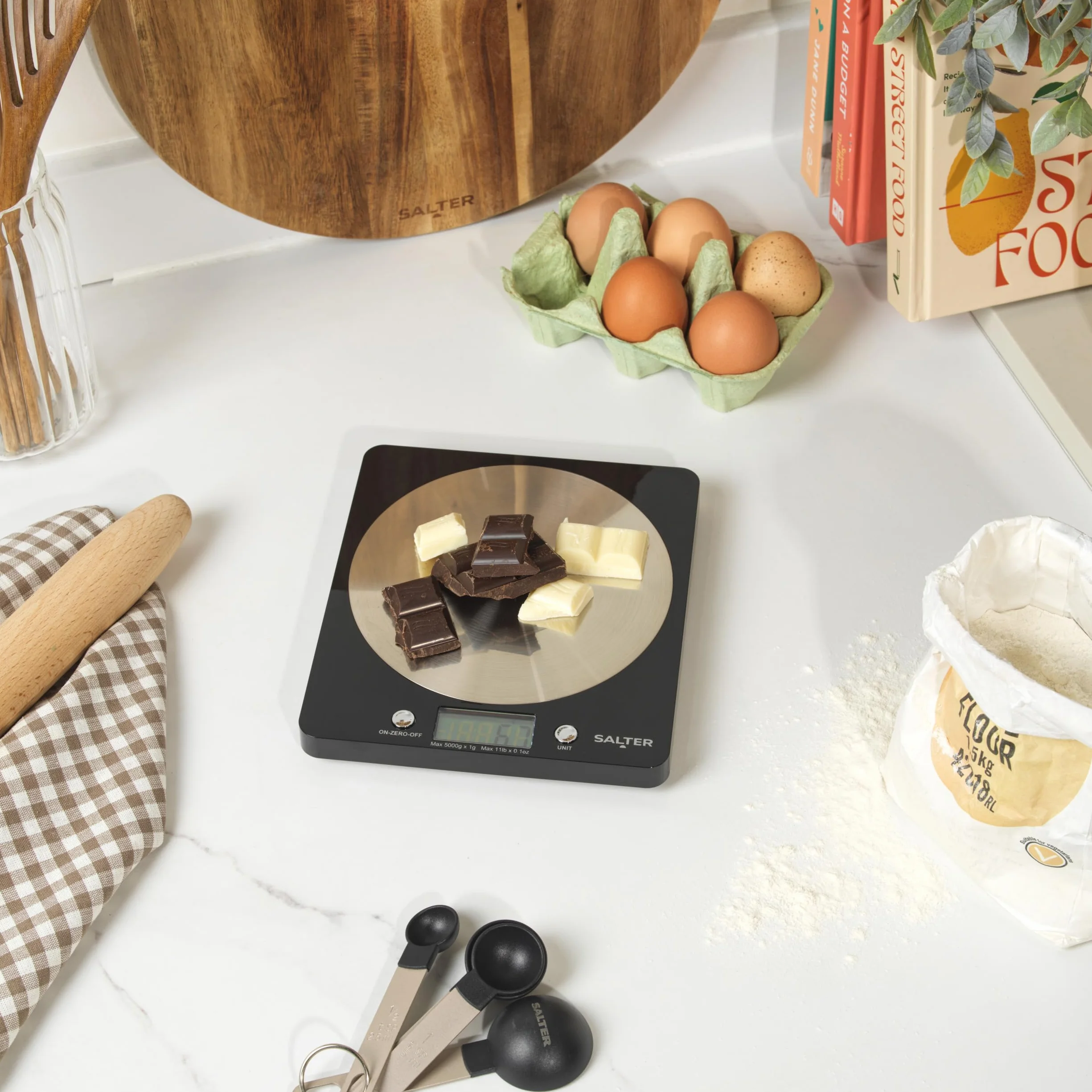 Salter 1036 BKSSDR - Bilancia elettronica a disco, vista in TV, design elegante e sottile, piattaforma in acciaio inox filato, aggiungi e pesa liquidi, capacità max di 5 Kg, Nero/cromato
