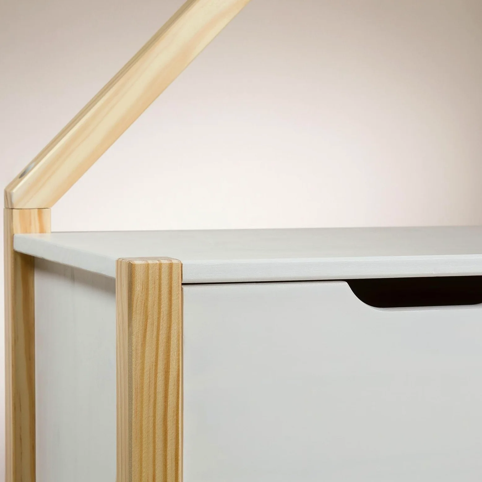 IDIMEX Cassettiera ELANO a forma di casa – bianco in legno di pino massiccio, 3 cassetti grandi, per cameretta dei bambini, armadio, cassettiera