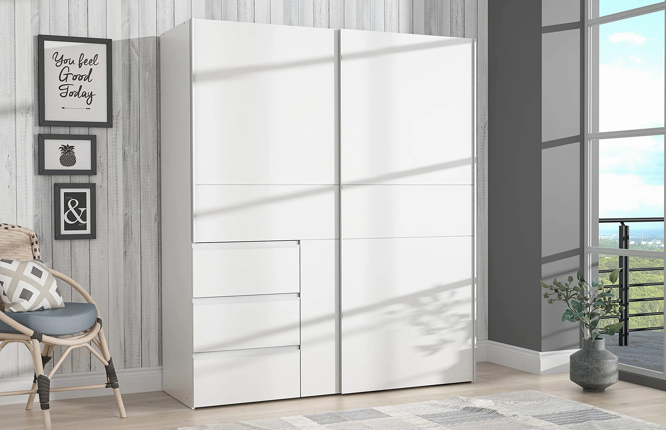 AVANTI TRENDSTORE Fjolla - Armadio in legno laminato con ante scorrevoli, all'interno ripiani e appendiabiti. Disponibile in bianco. Dimensioni LAP 170,3x200,5x61,2 cm