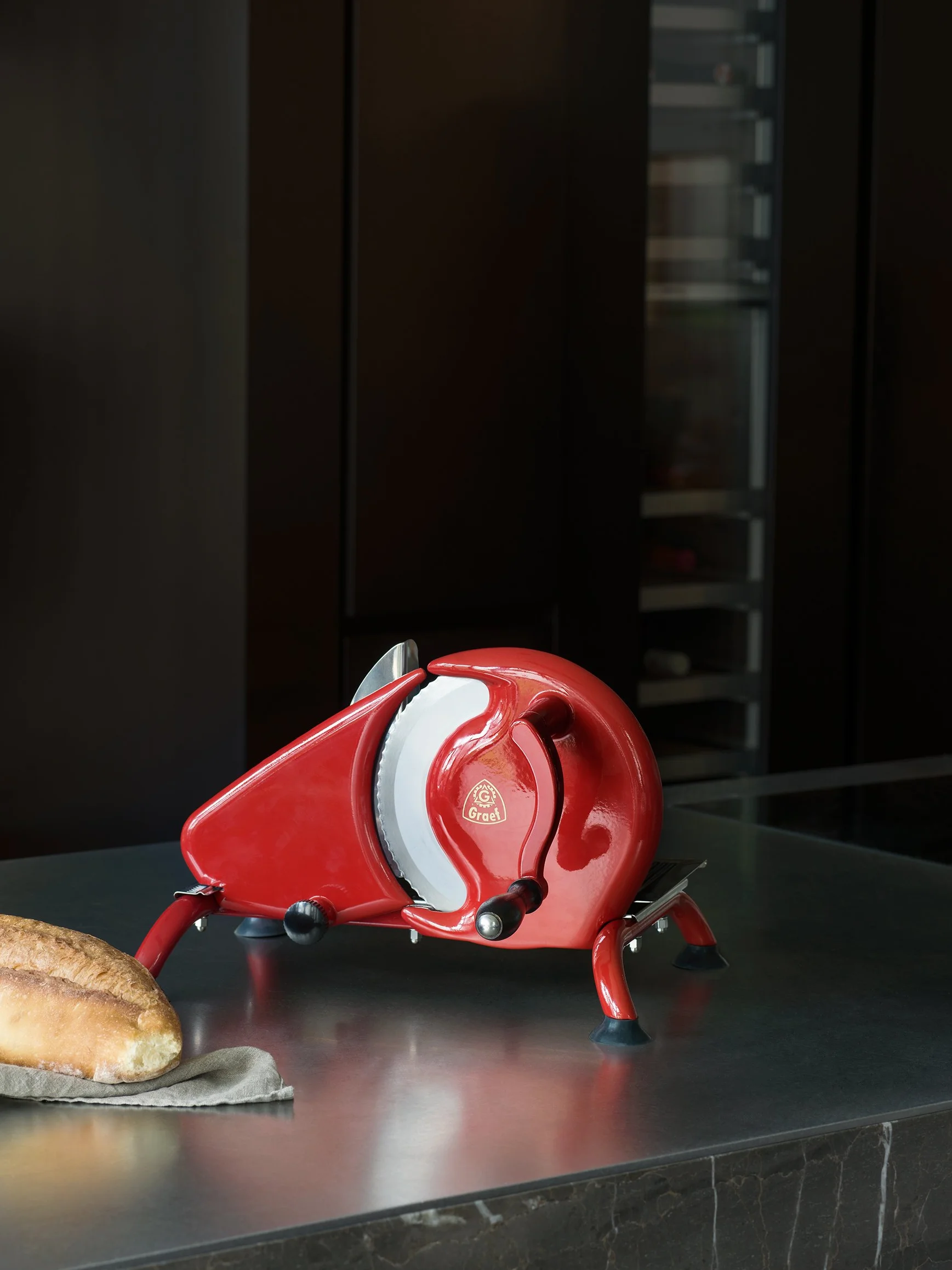 Graef H93 Affettatrice manuale universale, lama seghettata Ø190 mm acciaio inox, taglio 0–15 mm, struttura in metallo, manovella, per pane – Made in Germany, rosso