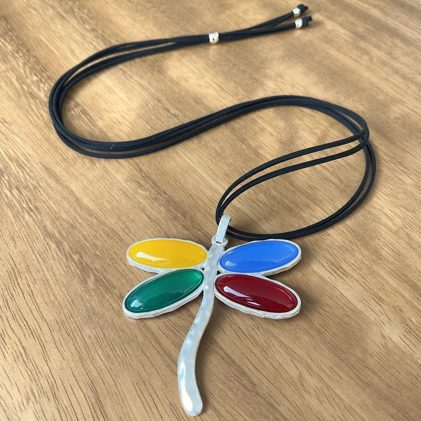 Ciondolo a forma di libellula Donna in zama Placcato Argento e Resina Collana lunga Nera Regolabile con Ciondolo Protettivo Multicolore