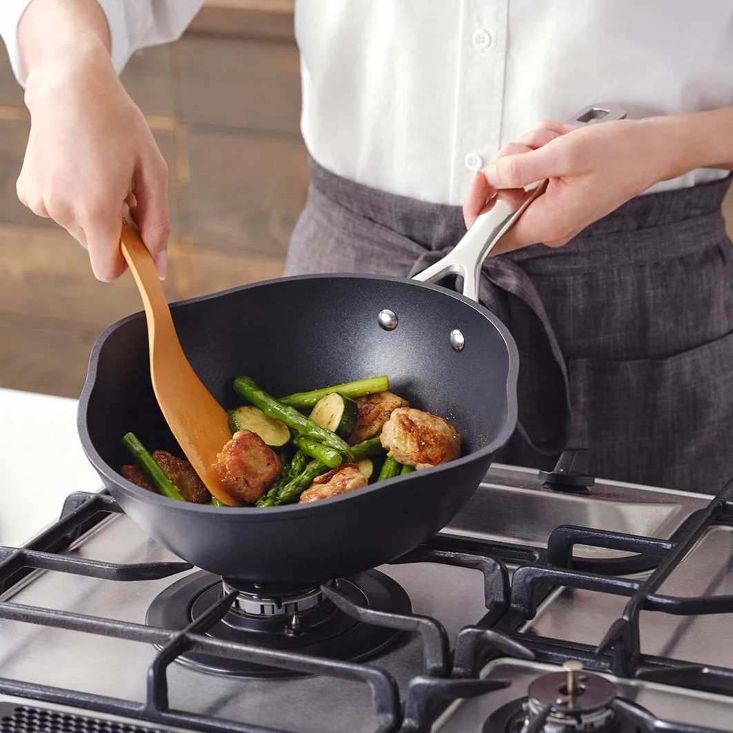 LE CREUSET Toughned 51101240013100 - Padella antiaderente con beccuccio e coperchio, 24 x 8,5 cm, colore: Argento