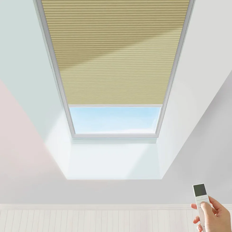 TIPIACE Hard-Wired o Ricaricabile Motorized Cellular Shades Tende a nido d'ape senza fili Mezzo Blackout Fabric Window Shades per il lucernario (Beige Yellow 93020B)