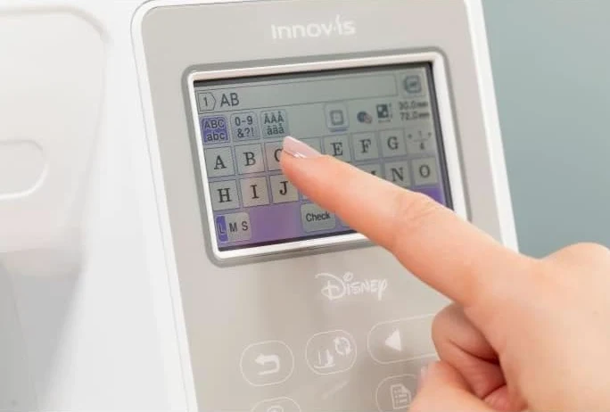 BROTHER Innov-is M340ED Macchina da ricamo Disney, area 10x10, touchscreen da 3,7", 200 disegni da ricamo (65 personaggi Disney), connessione wireless (WiFi), bianco, plastica