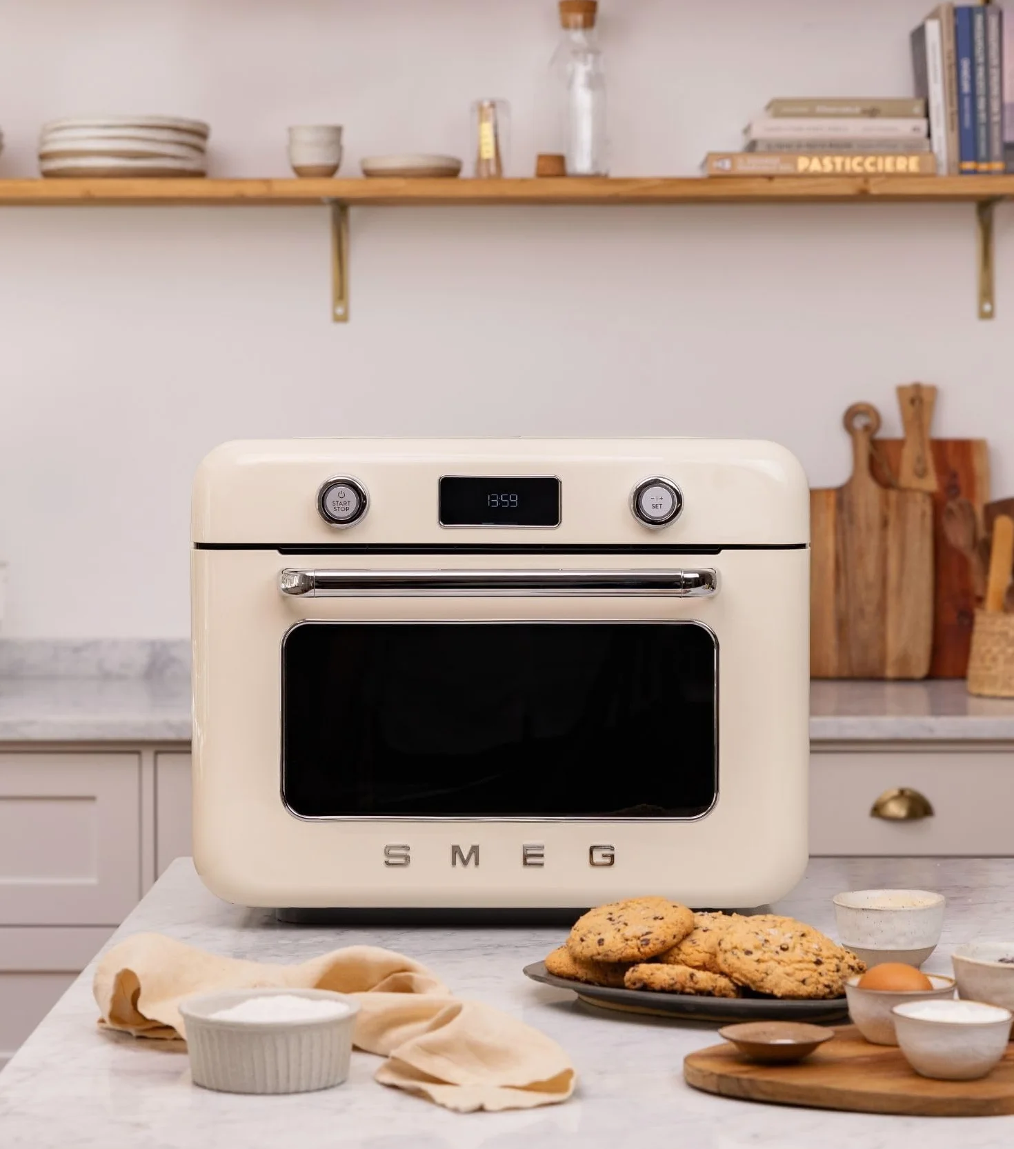 Smeg Forno Combinato a Vapore COF01CREU 10 Funzioni 33 Ricette Automatiche 1800W Crema