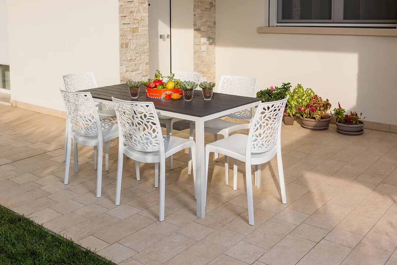 Set pranzo da giardino o esterno per 6 persone, tavolo in acciaio verniciato con doghe in polietilene effetto legno Bianco/Ardesia, 6 sedie in polipropilene con fibra di vetro Bianche - Thomas e Anna