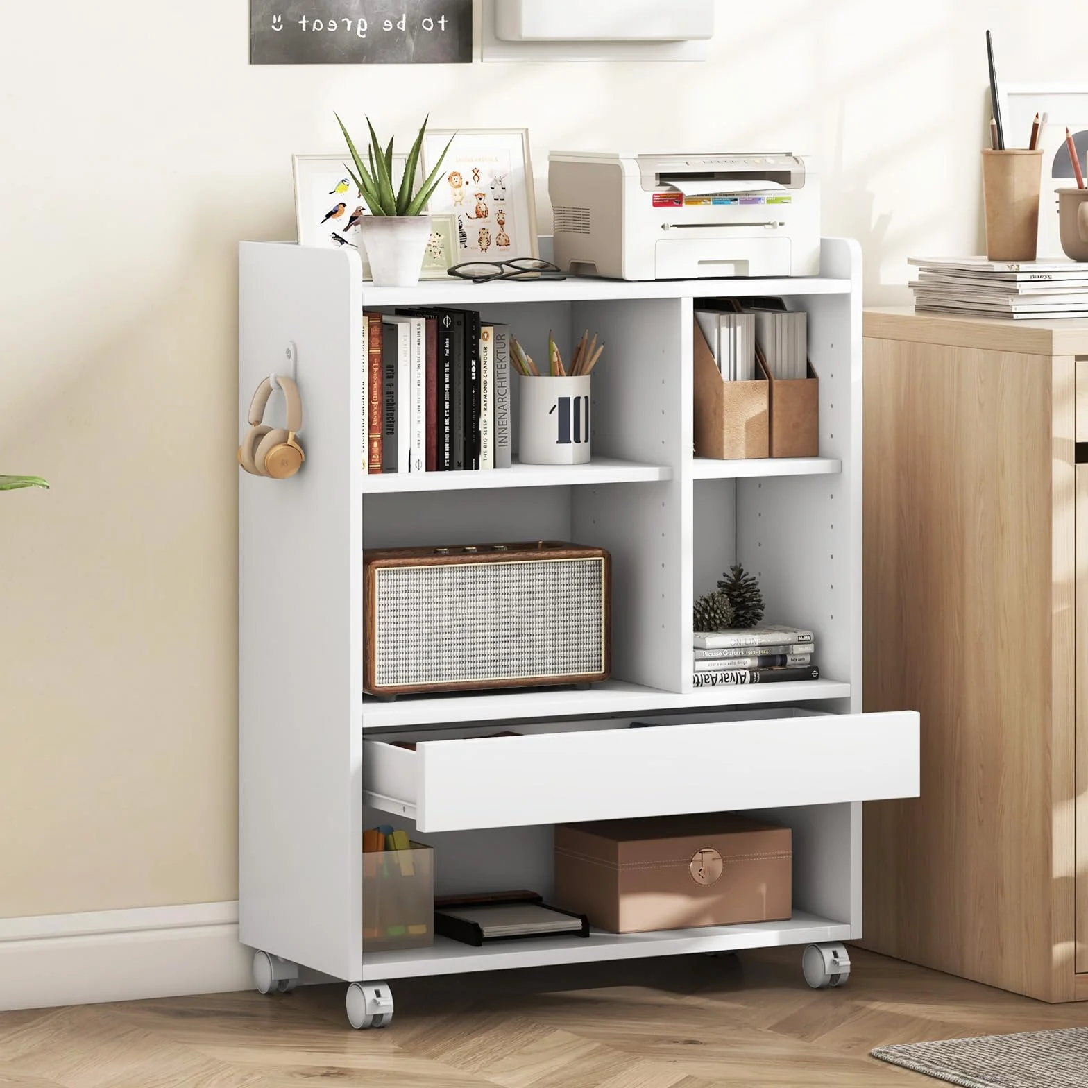 KOMFOTTEU Mobile Porta Stampante con Cassetto, Ganci, Protezione Bordo, Ripiani Regolabili, e Ruote Bloccabili, Schedario da Ufficio in Legno， Mobiletto da Archivio, 63,5 x 30 x 84,5 cm (Bianco)