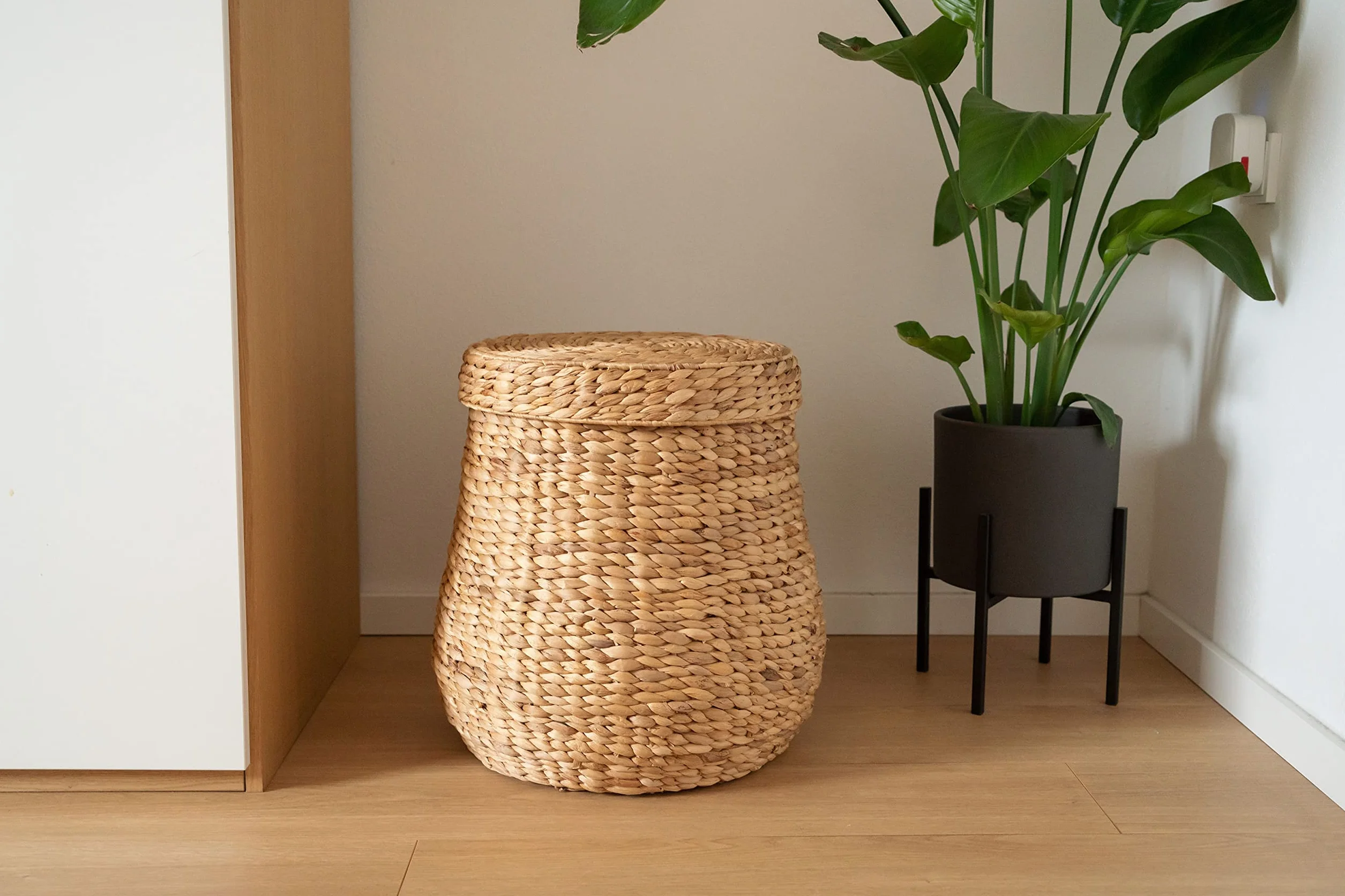 Decorasian - Cesto portabiancheria intrecciato con coperchio - Grande e rotondo - Grande cesto in giacinto d'acqua con manico - Cesto portabiancheria in rattan con manico - Contenitore - 46 cm