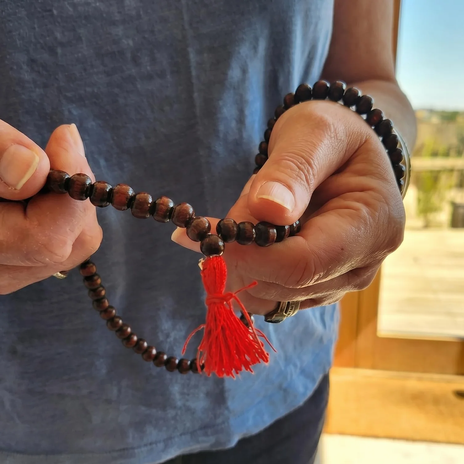 Siesta Collana Mallah Mala 108 perline legno Uttis rosario buddista nappa rossa scatola regalo Lokta