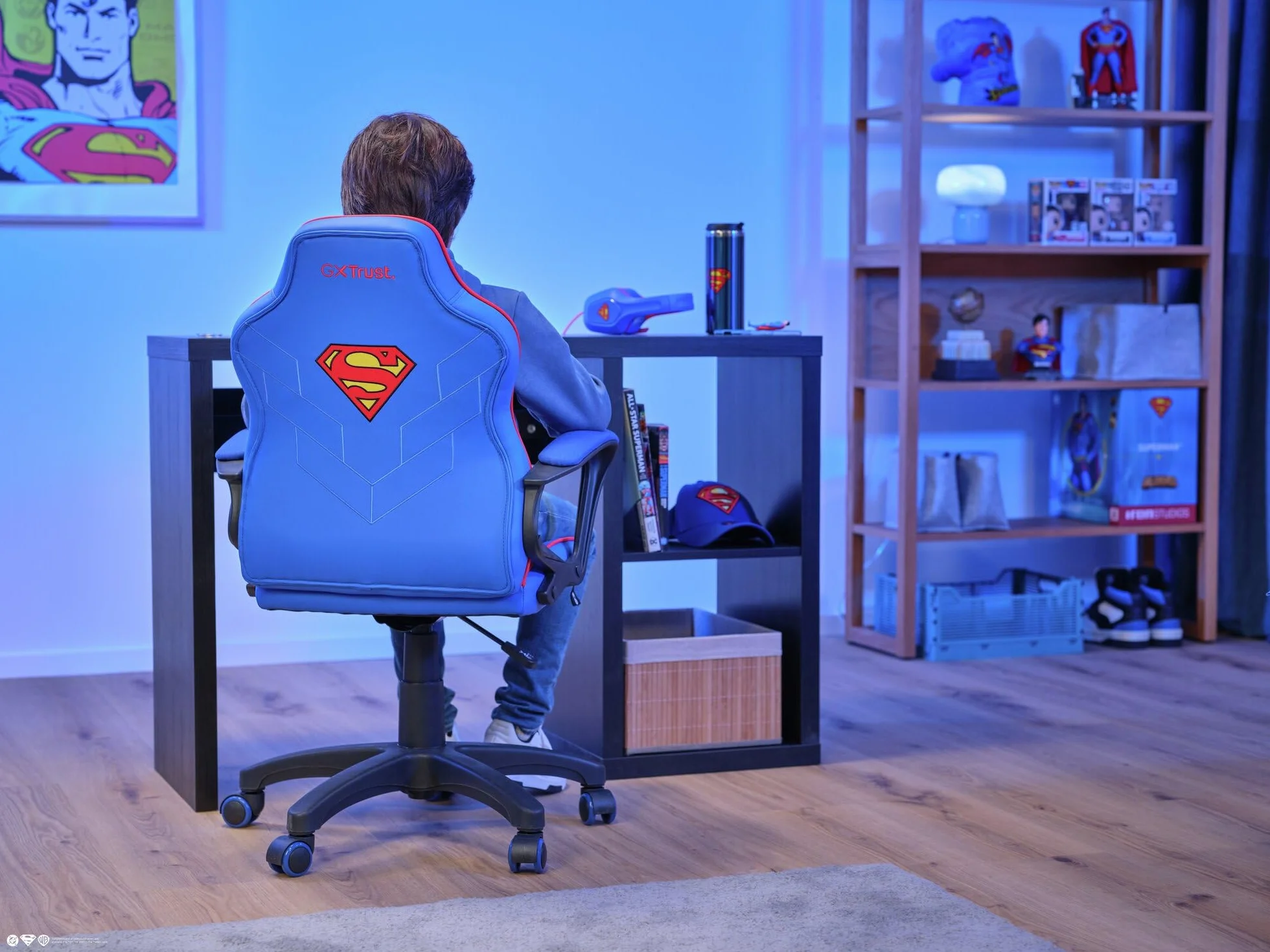 GXTrust 703SM Revvo Sedia Gaming con Licenza Superman per Bambini 4-12 Anni, Sedia da Gaming in Tessuto Regolabile in Altezza, Bracciolo Imbottito, Console di Gioco Supereroe Videogiochi, Blu