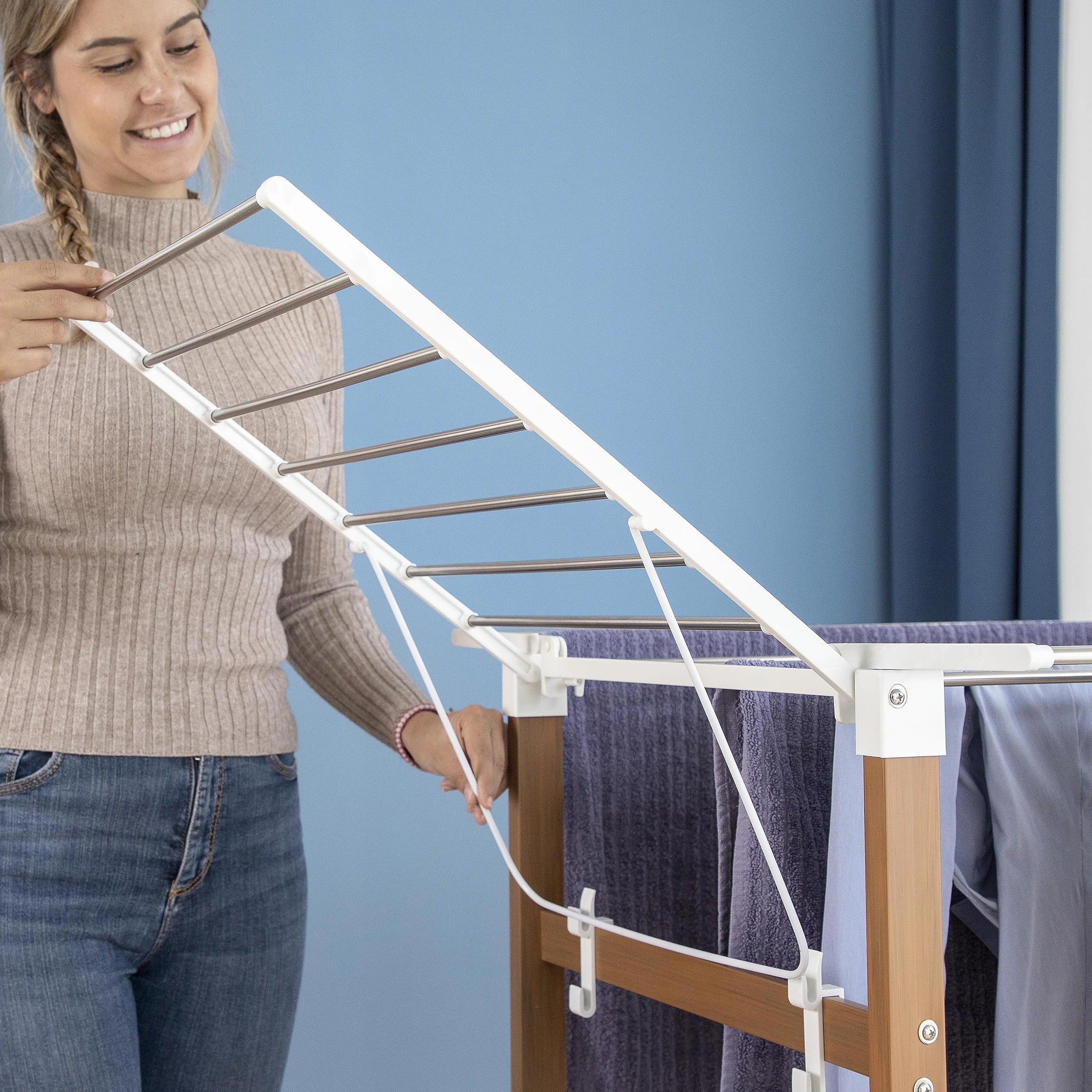 InnovaGoods Stendibiancheria Verticale Pieghevole - 38 Sbarre, Capacità Elevata, Salvaspazio, ABS/Acciaio Inox, Supporto Scarpe, Ruote con Blocco, Bianco