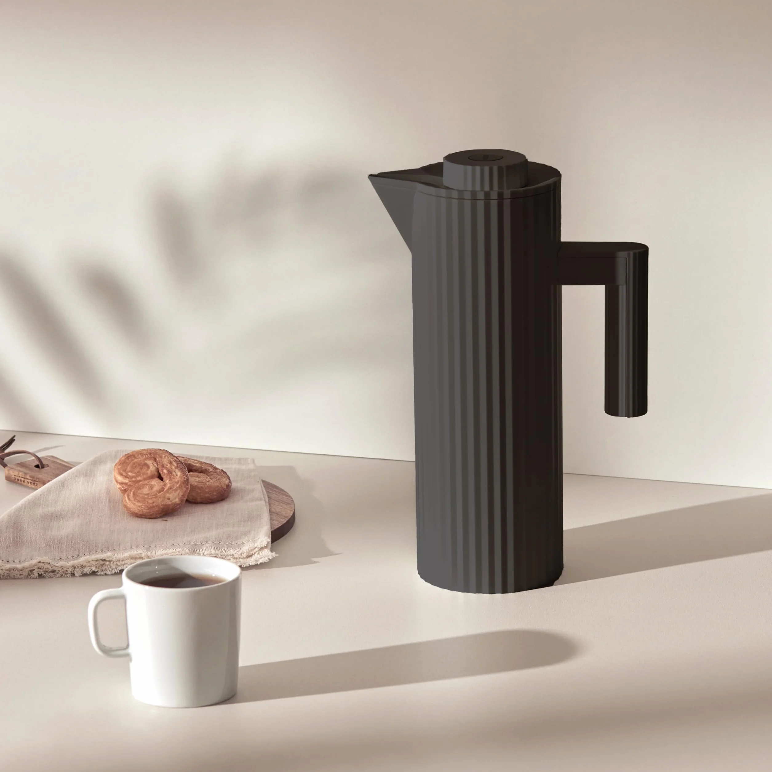 Alessi Plissé MDL12 B - Caraffa Termoisolante di Design con Vetro Termico Interno a Doppia Parete, in Resina Termoplastica, 100 cl, Nero