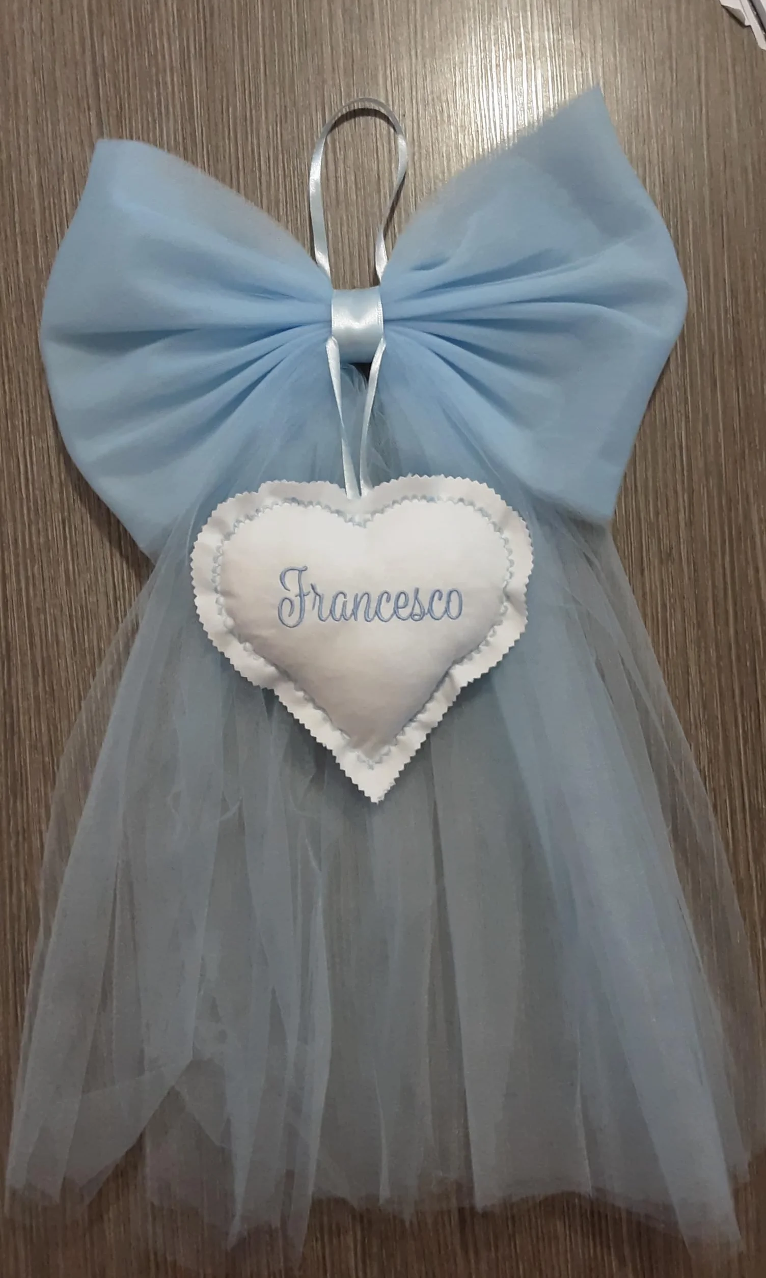 Fiocco nascita bimbo in tulle azzurro con ricamo nome personalizzato elegante coccarda fuori porta cuore