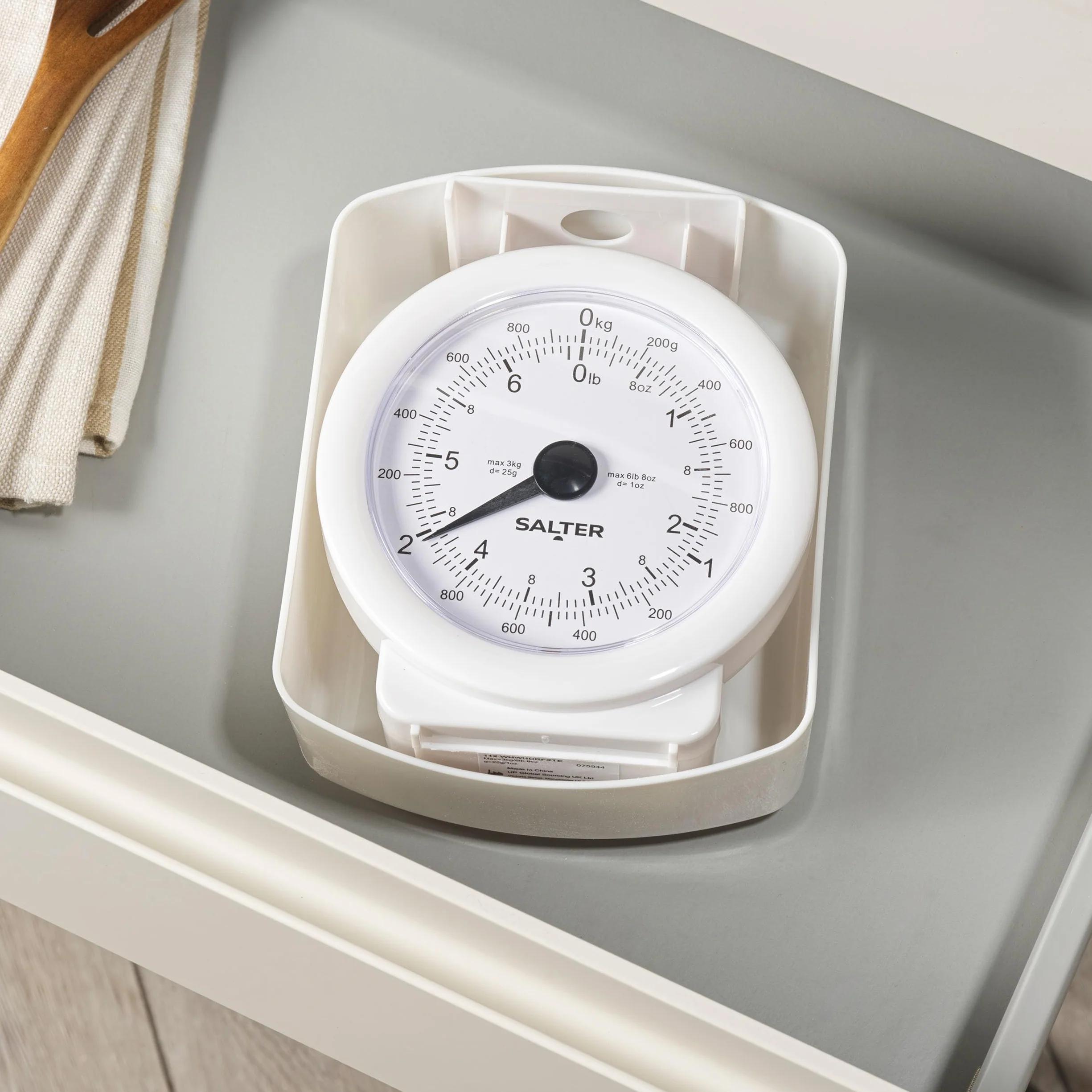Salter 112 WHWHDR - Bilancia da cucina meccanica, max 3 kg, analogica, quadrante di facile lettura, lavabile in lavastoviglie, ingombro minimo, recipiente rimovibile da 1 l, senza batteria, bianco