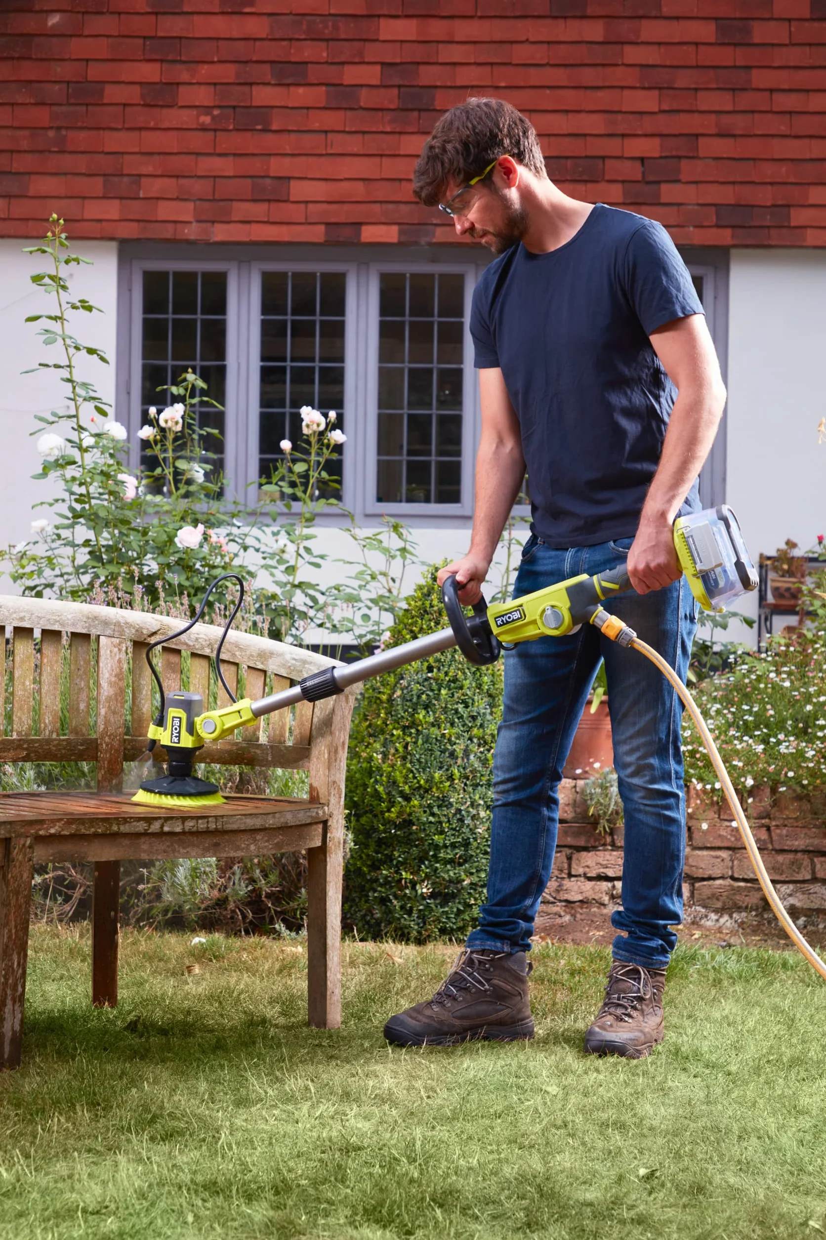 Ryobi RWTS18-0 Spazzola Telescopica con Risciaquo 18V ONE+, Batteria non inclusa, Asta Telescopica da 1.4m, Durata Fino a 167 Minuti, Testina Girevole in 6 Posizioni