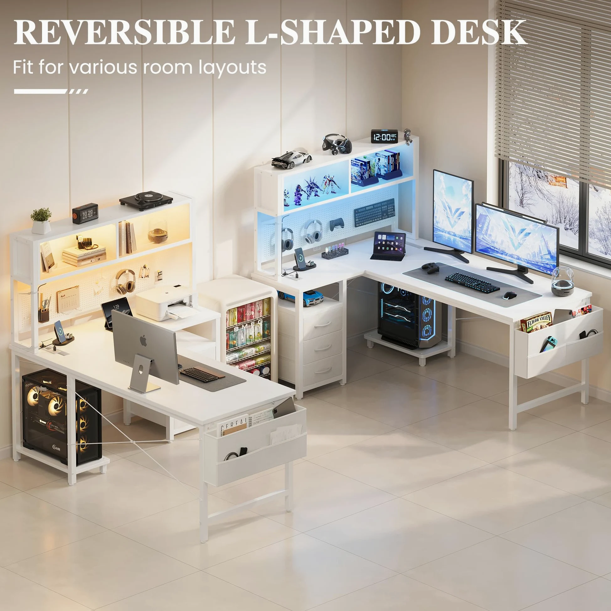 YOUDENOVA Scrivania Angolo a L Reversibile Scrivania Gaming con Pannello Forato e Mensola, Tavolo da Lavoro con LED, Presa e USB, 3 Cassetti per Working e Videogiochi 135x100 cm Bianco