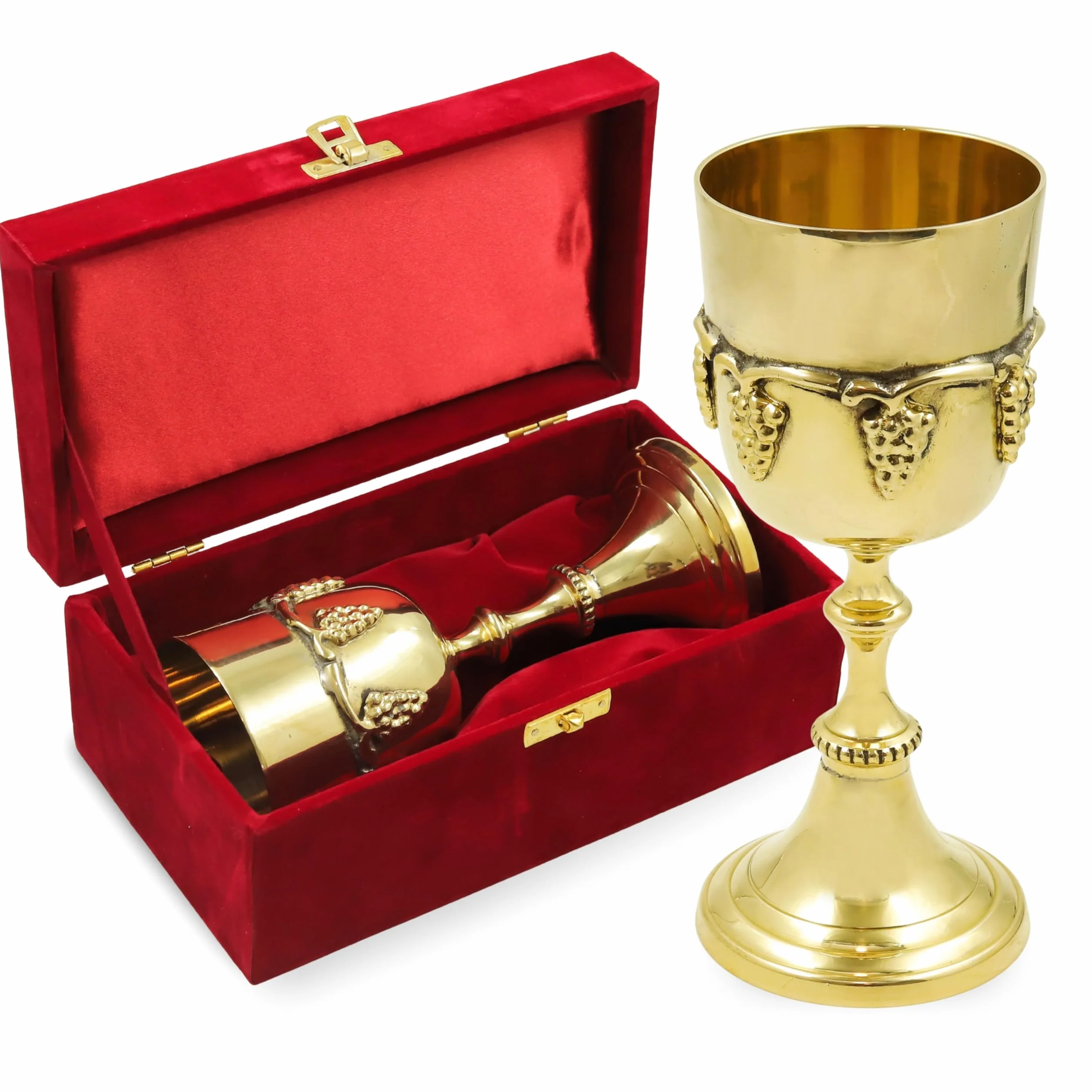 Calice in ottone con intricati dettagli d'uva e scatola in velluto rosso, coppa per comunione color oro per messa in chiesa, cerimonie religiose, eucaristia cristiana, riti sacri