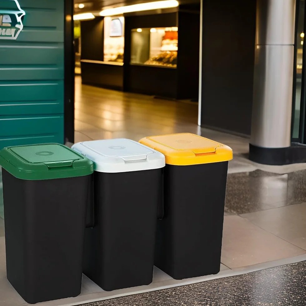 Set 3 Bidoni per il Riciclaggio 75 litri Totali 3x25 lt Struttura Unica in Plastica 78,5x32px47,4h cm Base Nera 3 Coperchi, Giallo, Bianco, Verde + Etichette Adesive per Differenziare