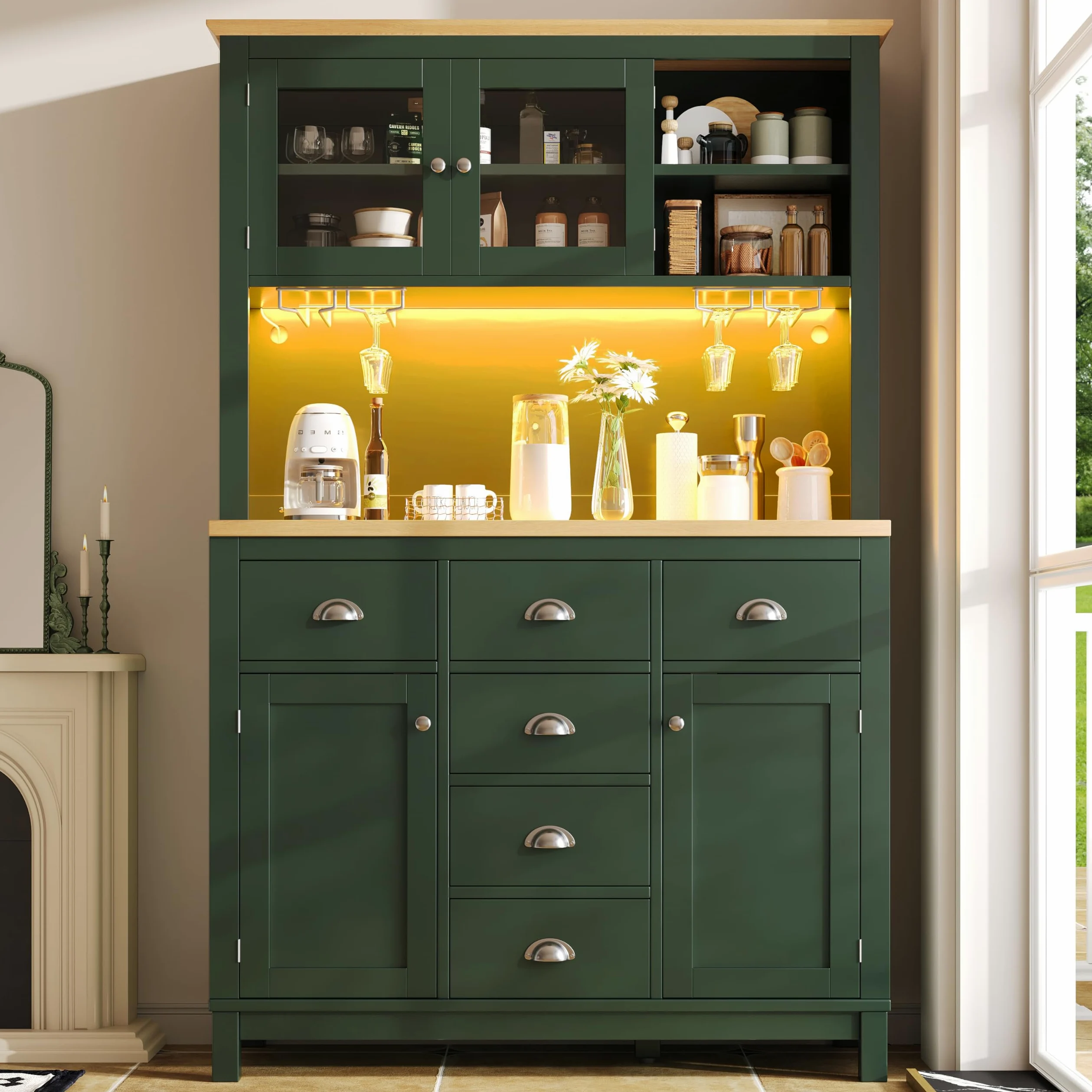 Credenza laterale/Armadietto/Armadietto da cucina/Buffet, 104 x 40 x 180 cm, stile country, 4 ante, con striscia luminosa a LED e portabevande, verde.