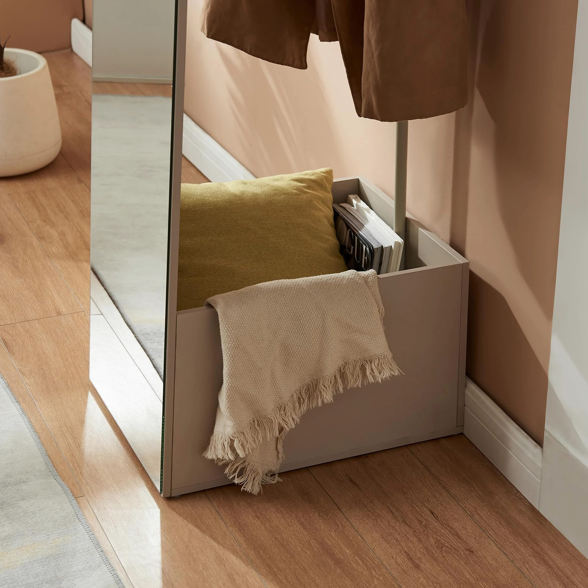 [en.casa] Specchio a Figura Intera con Stand Barra Appendiabiti Specchio Rettangolare da Terra e Vano Porta Oggetti Vestiti per Ingresso Camera da Letto Guardaroba 165x40x51 cm - Avena Oatmeal