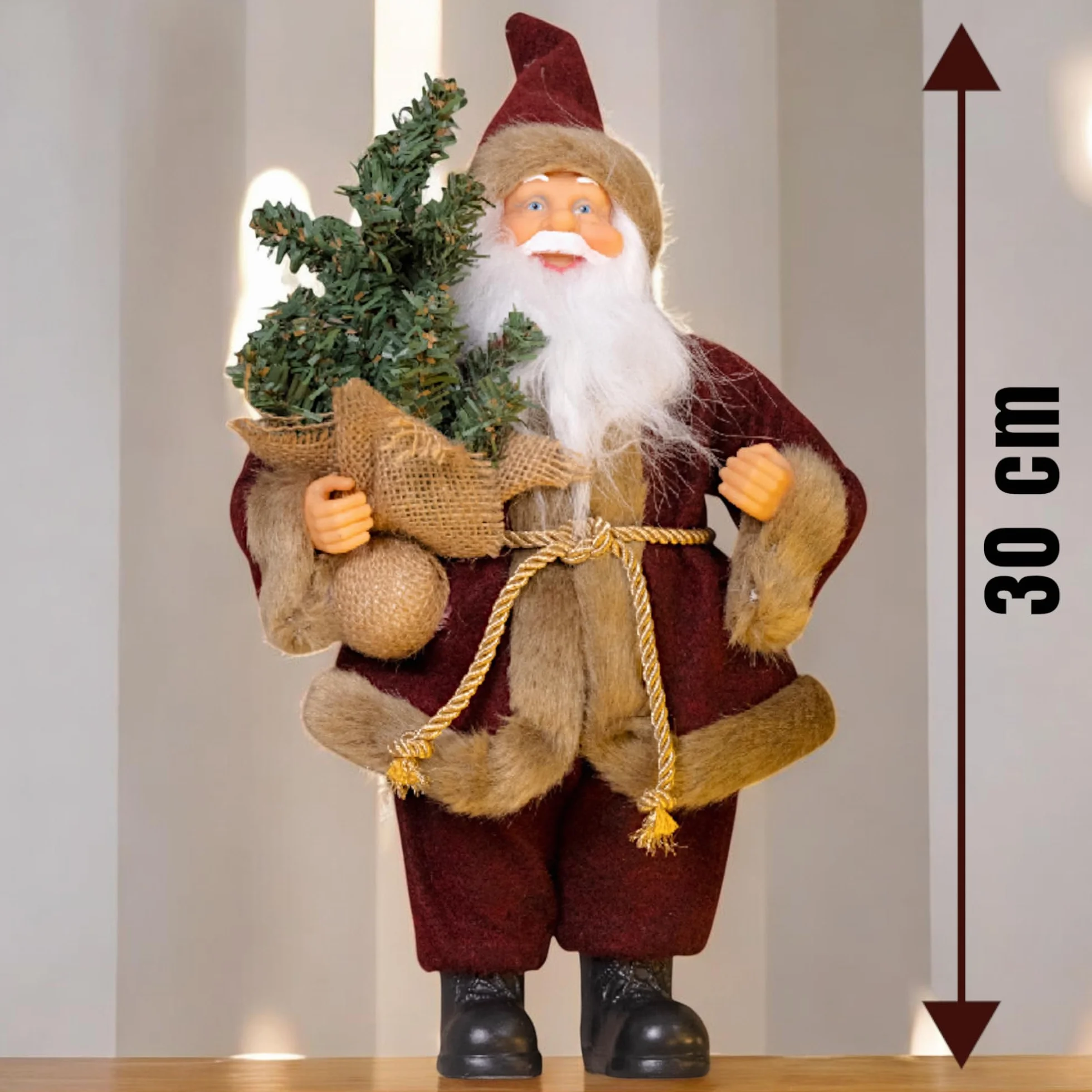 MIJOMA Statuetta decorativa di Babbo Natale – 30 cm nostalgica decorazione natalizia in rosso scuro con piccolo albero di Natale, decorazione natalizia invernale per atmosfera festiva