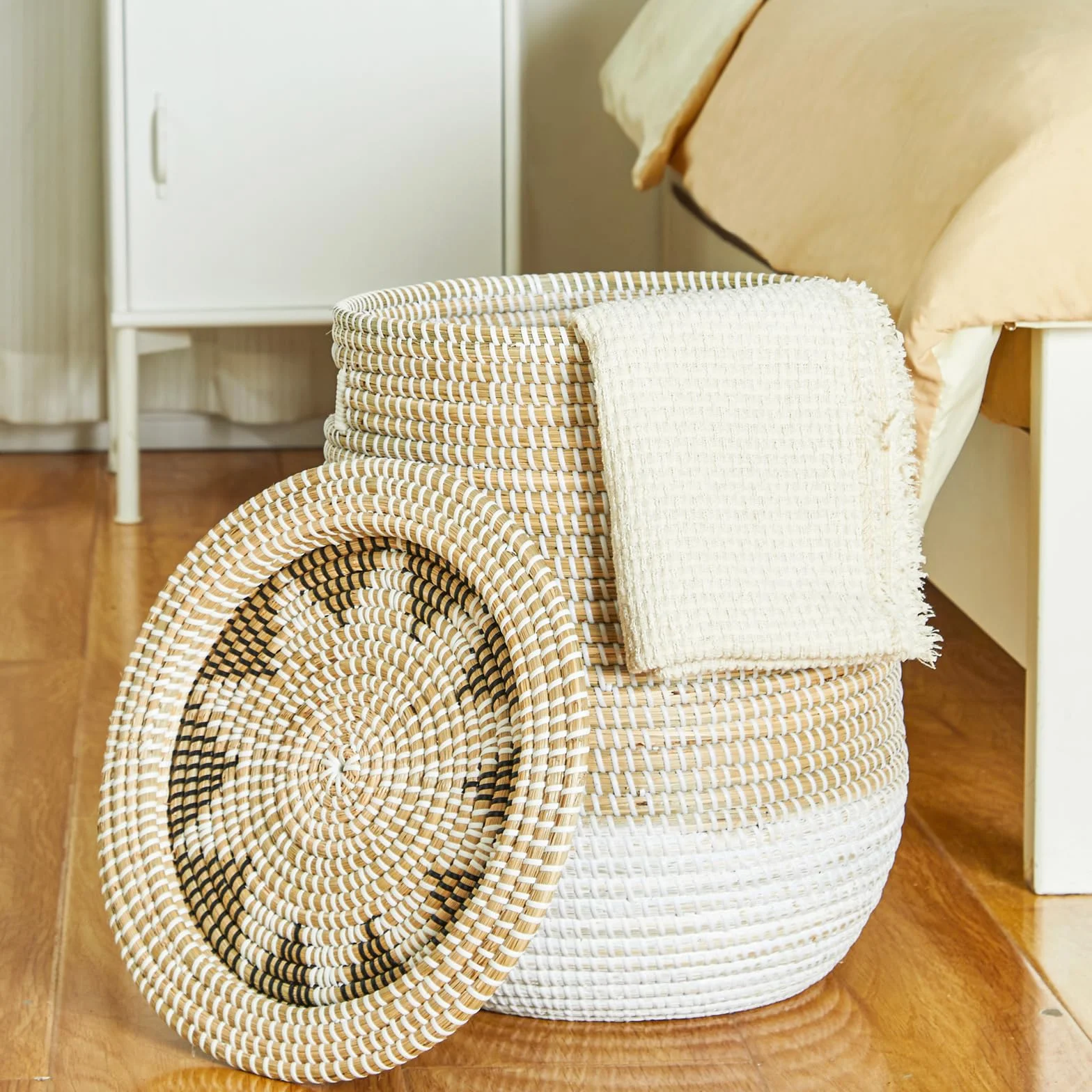 Cesto Portabiancheria Grande con Coperchio, Cesto Intrecciato in Alghe Marine, Adatto per Riporre Vestiti, Giocattoli e Cuscini, Bianco e Marrone, 45,14 L/86,38 L