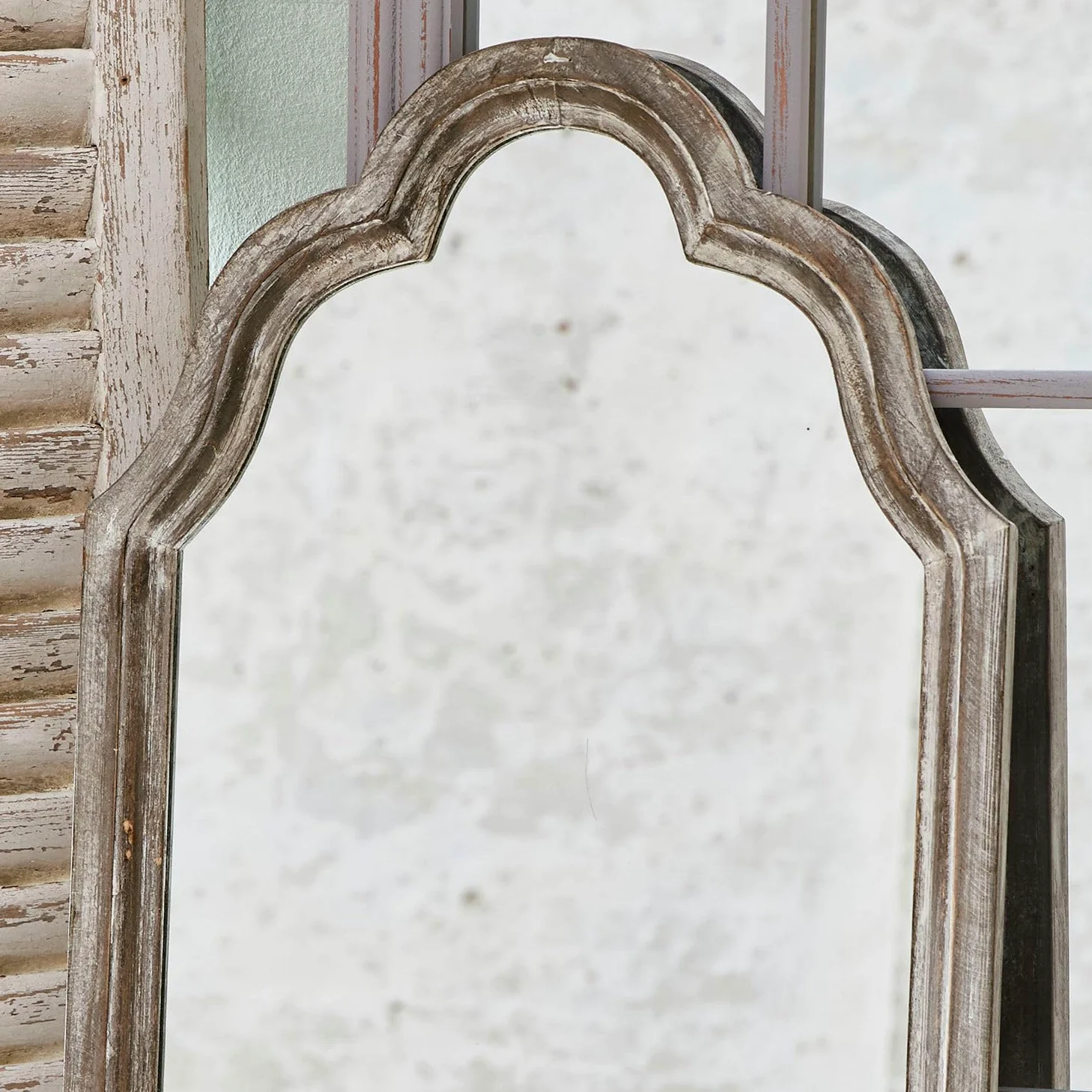 Loberon Libasse Specchio - Legno di abete massiccio - Finitura “whitewash” per un autentico look anticato, grigio antico
