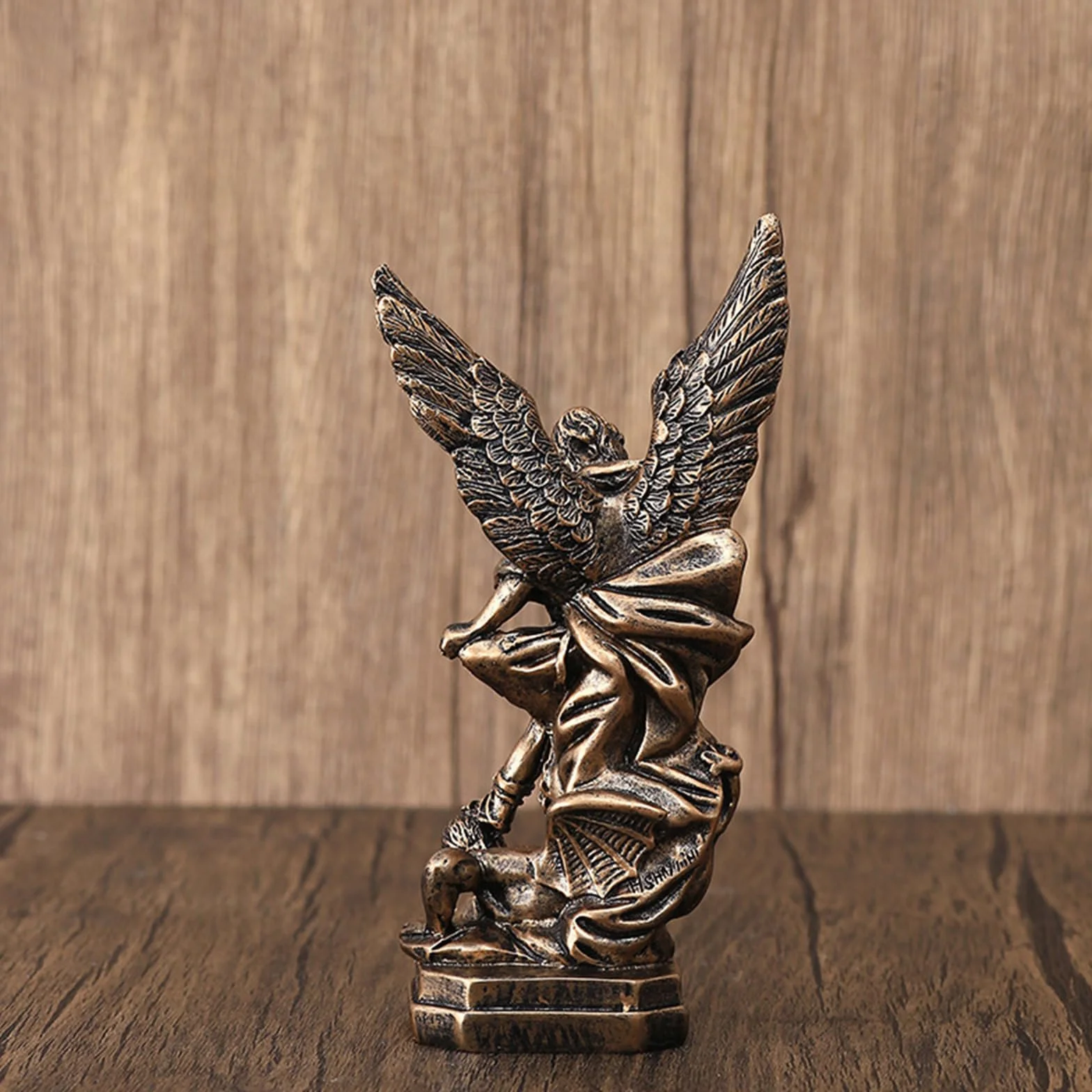 Statua di San Michele in resina angelo in bronzo con spada e diavolo scultura cristiana altare casa