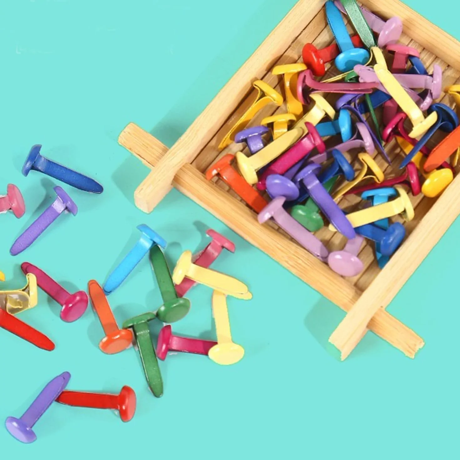 Mini Scrapbooking Brads,100 Perni di Fissaggio Multicolore per Carta,Fermacampioni Rotondi,Perni Divisi in Metallo Adatti per Scrapbooking,Carta da Stampa a Mano