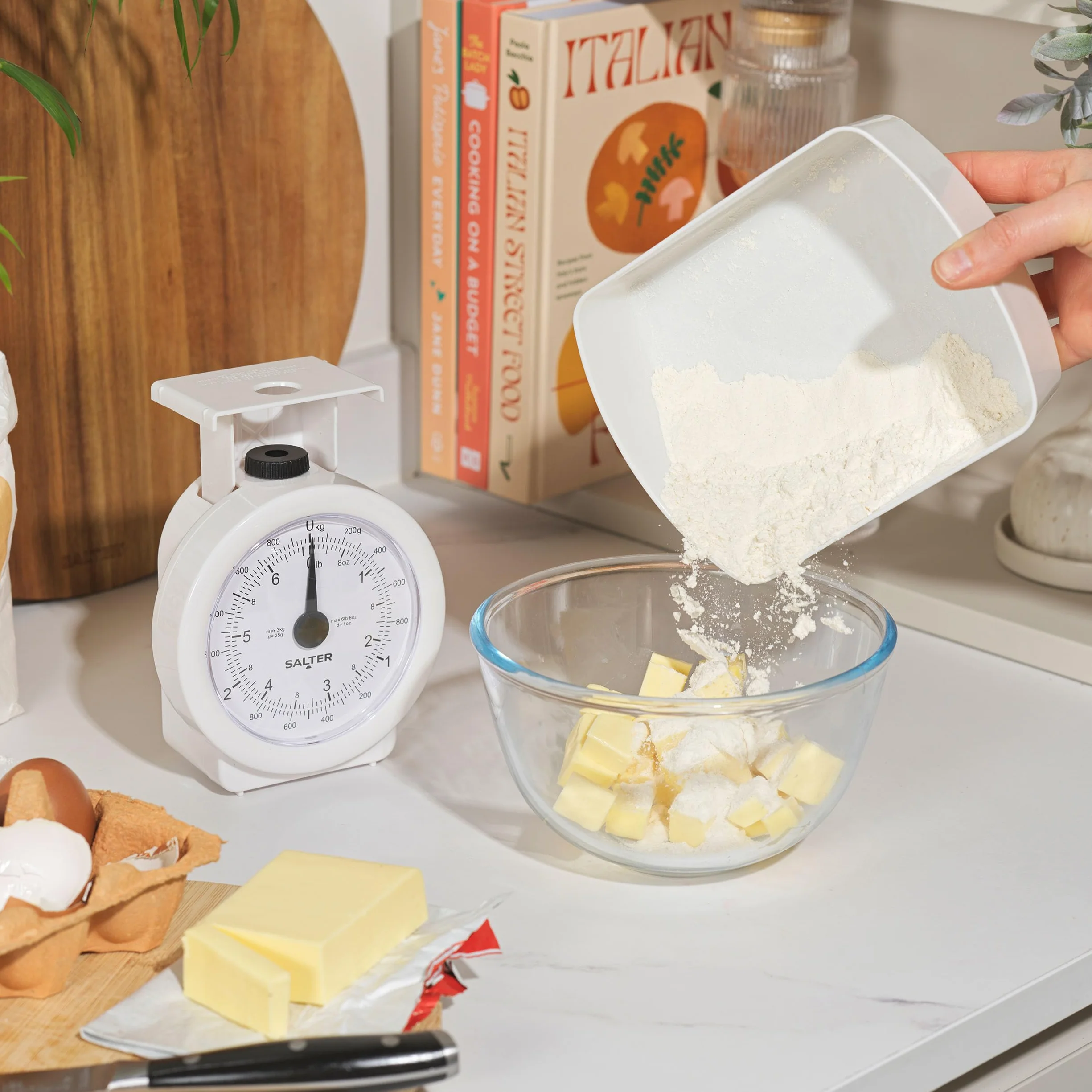 Salter 112 WHWHDR - Bilancia da cucina meccanica, max 3 kg, analogica, quadrante di facile lettura, lavabile in lavastoviglie, ingombro minimo, recipiente rimovibile da 1 l, senza batteria, bianco