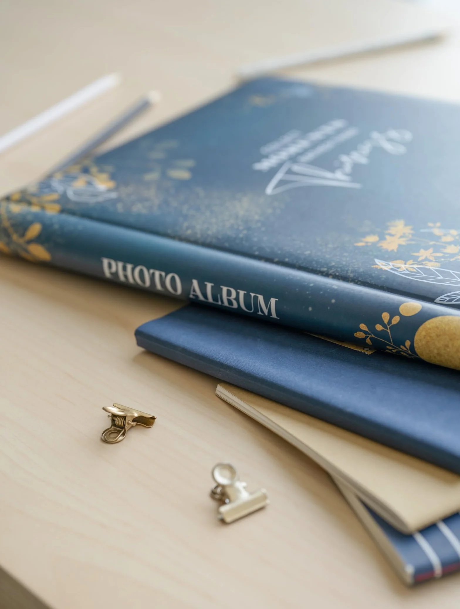 Grupo Erik Album Fotografico Autoadesivo Glitters - Album foto 24x32cm, 30 Pagine, Copertina Rigida e Personalizzabile, con Spazio per Note e Commenti, Compatibile con Foto 10x15, 13x18 o 13x19