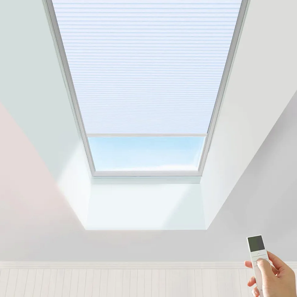 TIPIACE Ricaricabile motorizzate Tende a nido d'ape Full Blackout Tessuto impermeabile per lucernario, dimensioni personalizzate (Bianco 93021A W80 X L 90CM)
