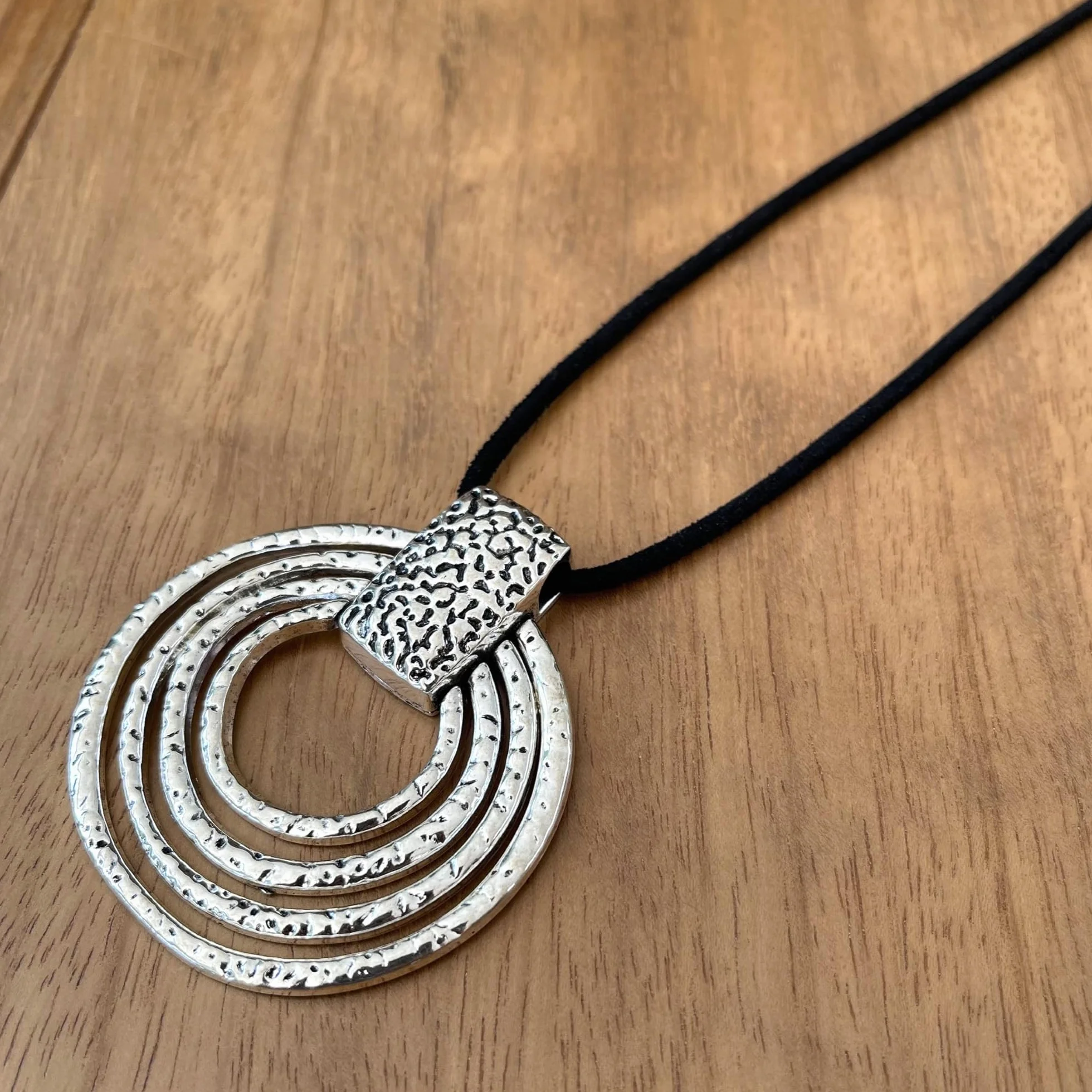 ASTER ALHELÍ Collana Donna Lunga con Ciondolo a Spirale Grande Cordino Nero Antelina Regolabile Gioiello Artigianale Fatto a Mano