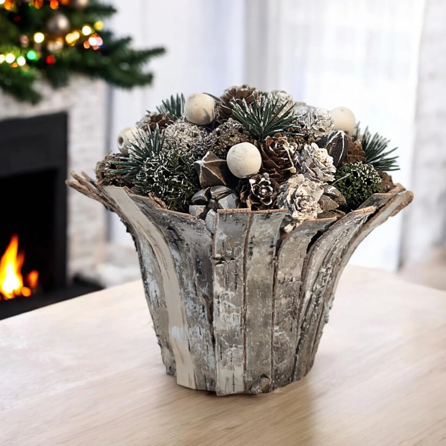com-four® Composizione natalizia in vaso di fiori - diversi tipi di coni in vaso decorativo di corteccia - composizione floreale fatta a mano (1 pezzo - 18 cm - bianco - perle)