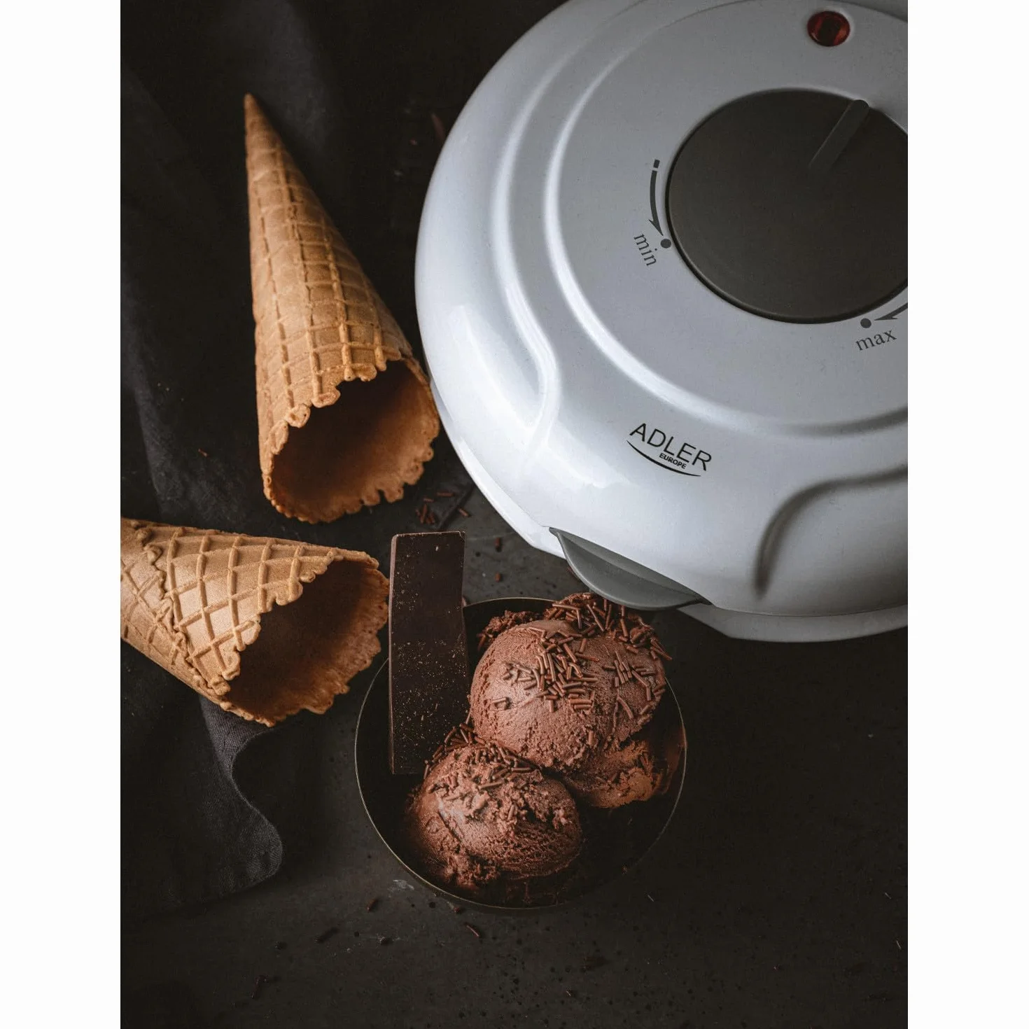 ADLER Macchina per cialde, Diametro 18 cm Piastre Antiaderenti, Regolatore di Temperatura, Coni per Gelato, Wafer Maker Bianco, 1500 W