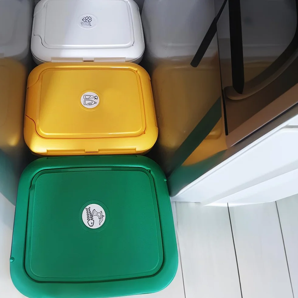 Set 3 Bidoni per il Riciclaggio 75 litri Totali 3x25 lt Struttura Unica in Plastica 78,5x32px47,4h cm Base Nera 3 Coperchi, Giallo, Bianco, Verde + Etichette Adesive per Differenziare