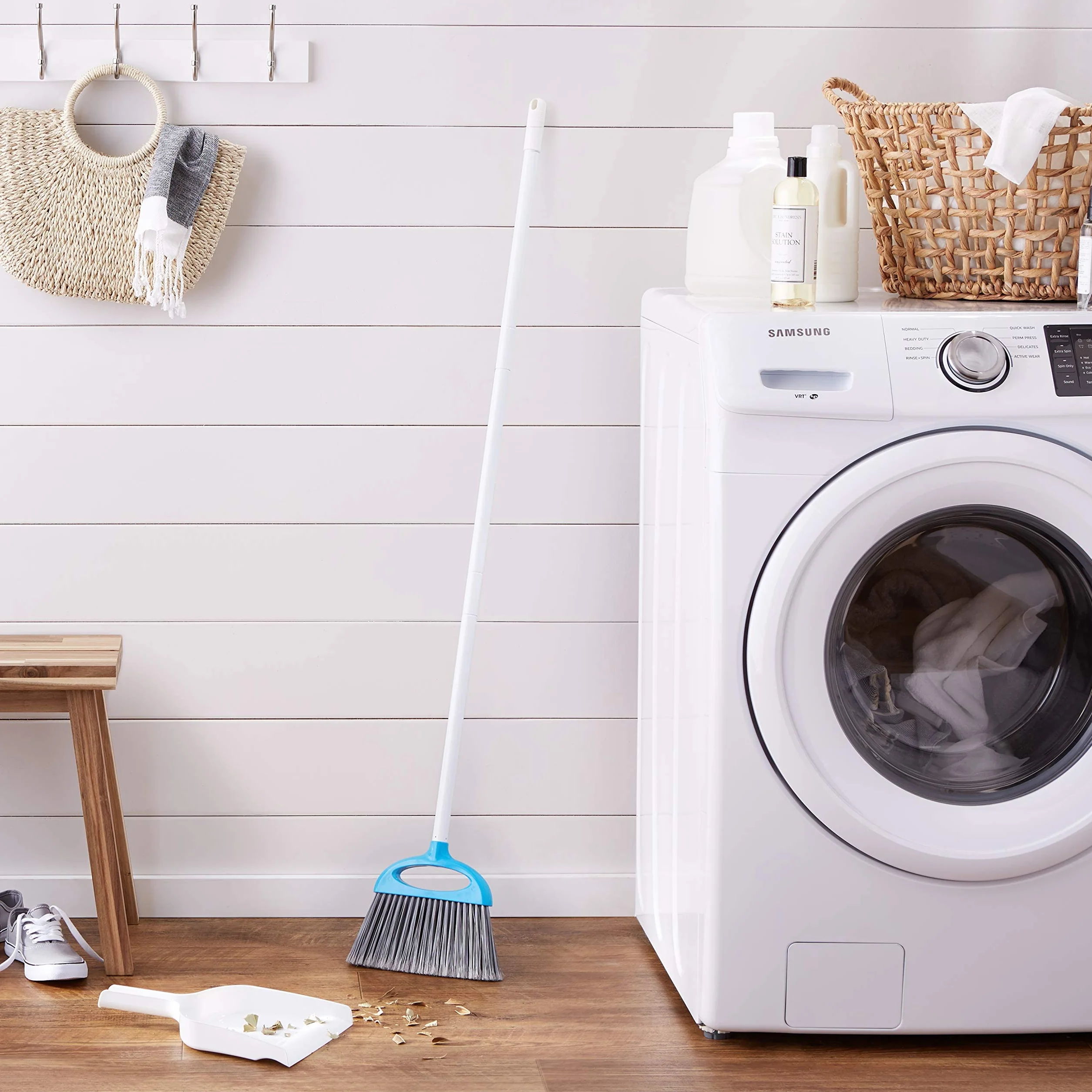 Amazon Basics Set scopa e paletta blu e bianco