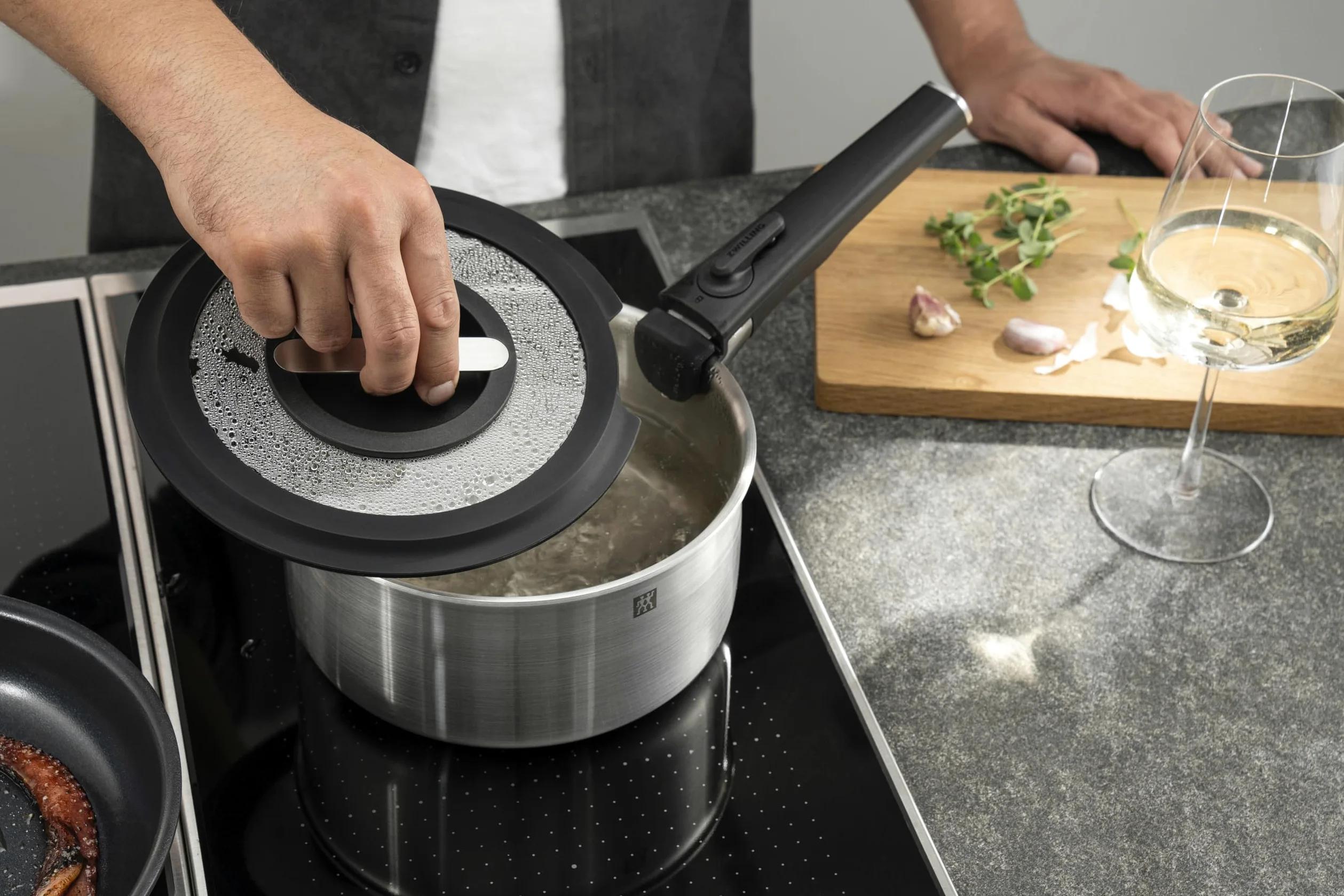 ZWILLING Unlock Set di 5 pentole (pentola 20 cm + 16 cm, manico rimovibile, 2 coperchi in vetro), impilabile, in acciaio Inox, per tutti i tipi di piano cottura, adatto a induzione