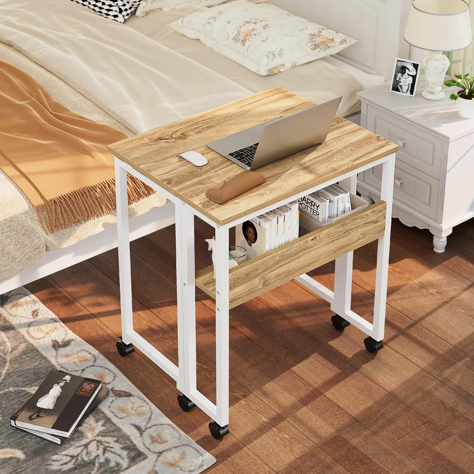 GreenForest Piccola Scrivania Pieghevole Salvaspazio con Scaffale, 63 CM Scrivania da PC su Ruote Facile da Assemblare, Adatta per Ufficio, Camera da Letto e Studio, Beige