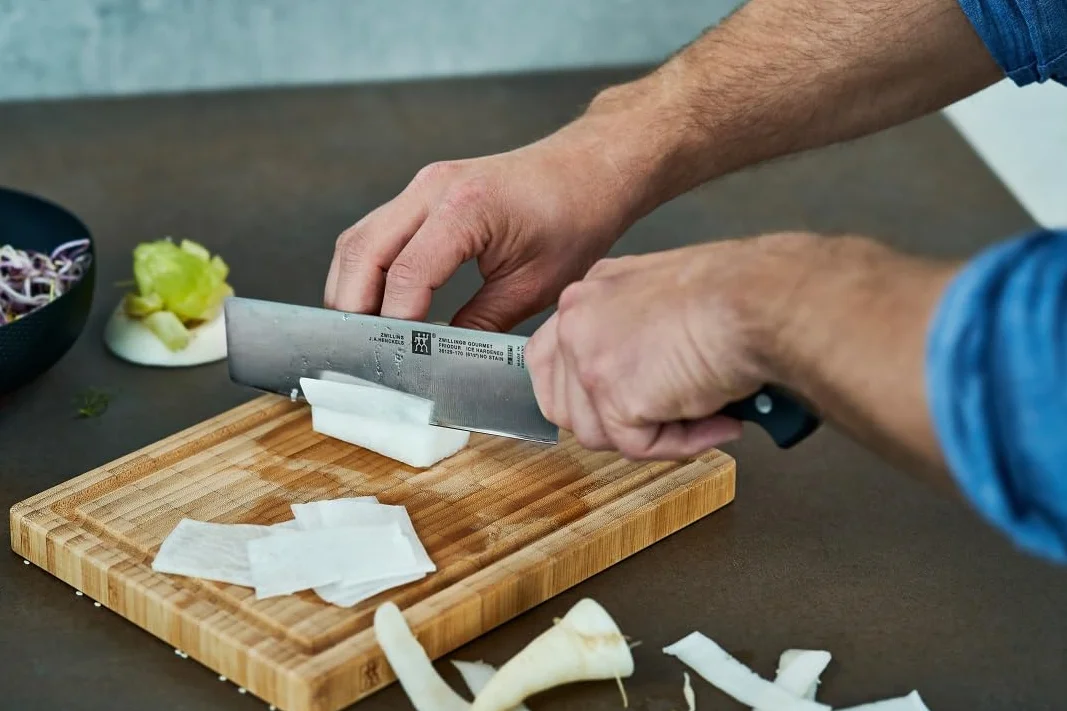 ZWILLING Coltello Nakiri Gourmet, 17 cm, acciaio inossidabile speciale, manico ergonomico in plastica, nero - Made in Germany